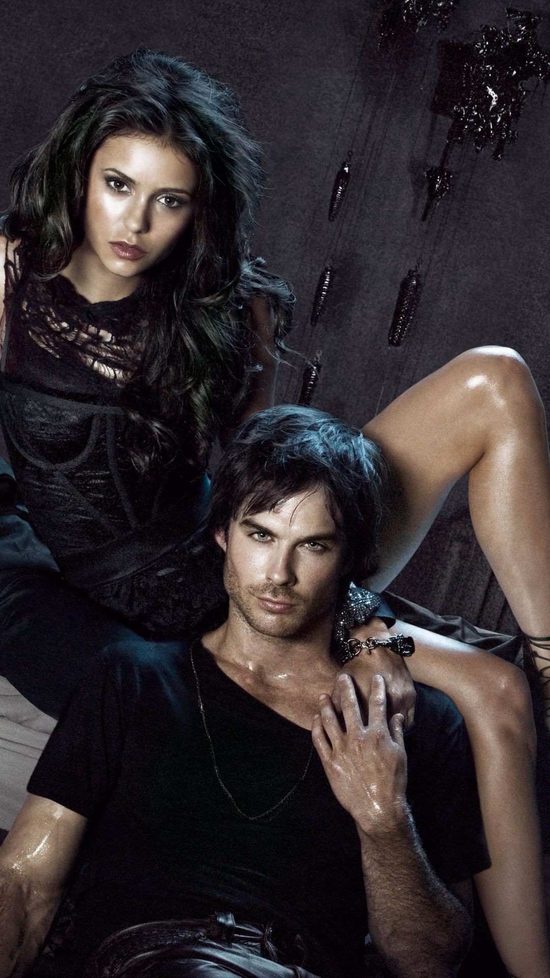 Frau in Schwarzem Tanktop Und Blauer Jeans Liegt Auf Dem Bett. Wallpaper in 1080x1920 Resolution