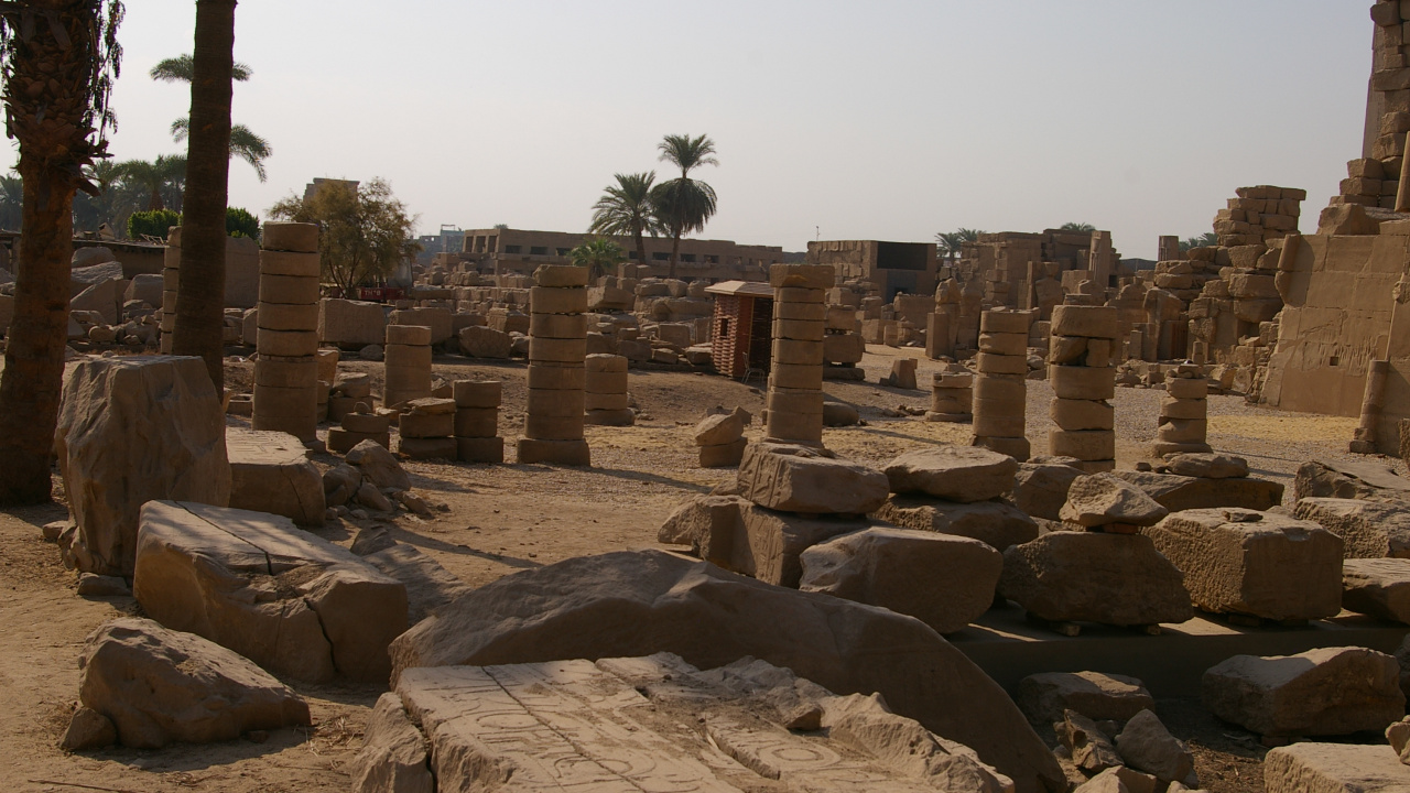 Formation Rocheuse Brune Pendant la Journée. Wallpaper in 1280x720 Resolution