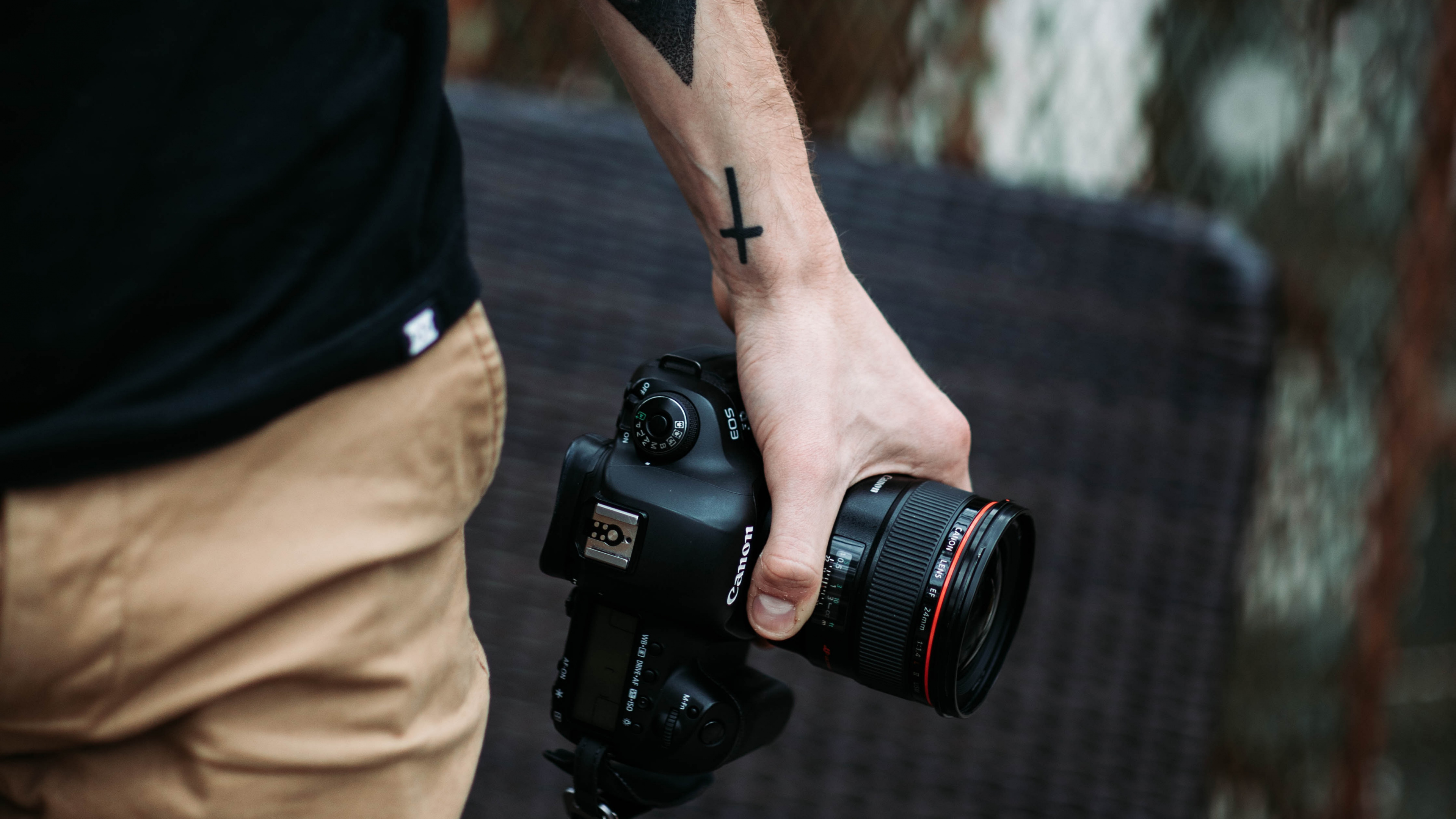 Man in Black Tank Top Holding Black Dslr Camera. Wallpaper in 3840x2160 Resolution