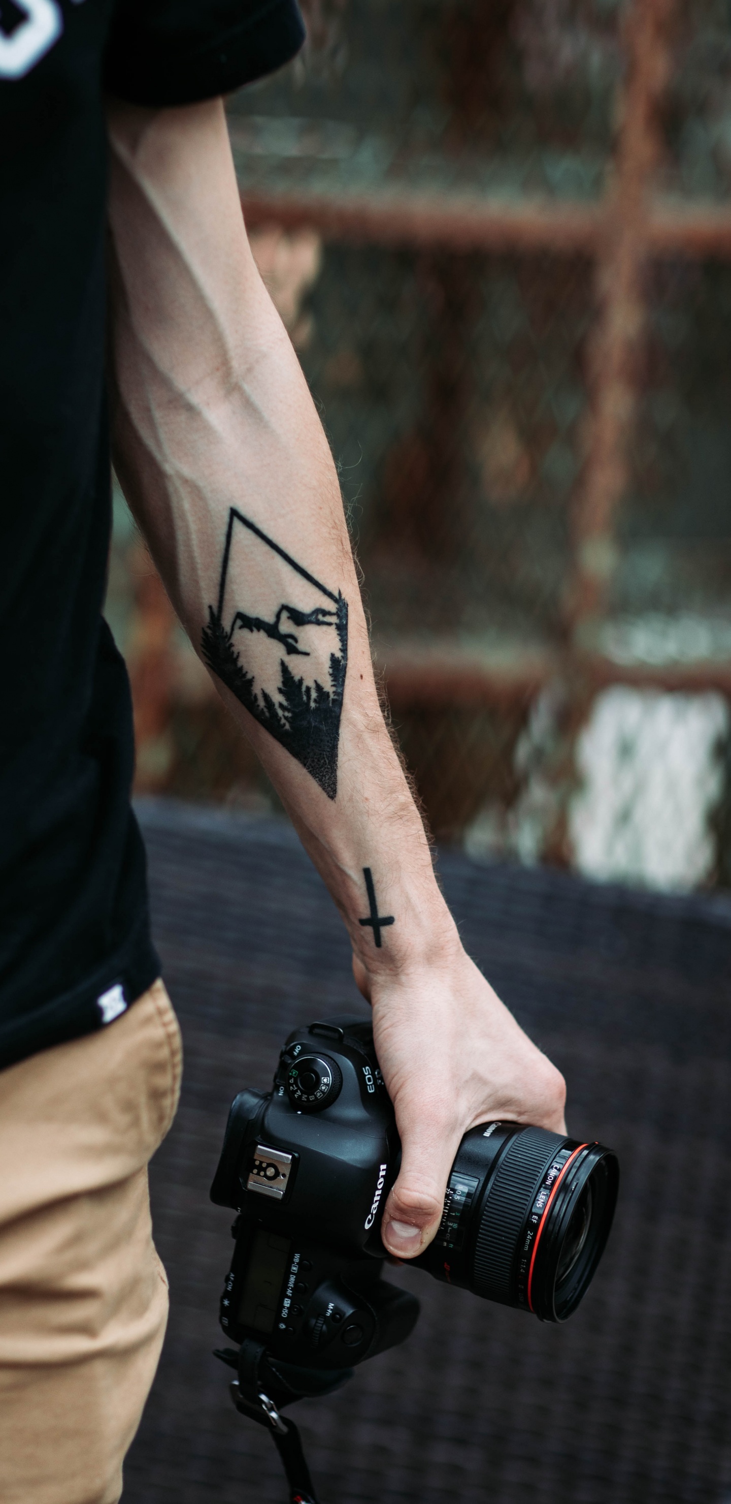 Mann im Schwarzen Tanktop Mit Schwarzer DSLR-Kamera. Wallpaper in 1440x2960 Resolution