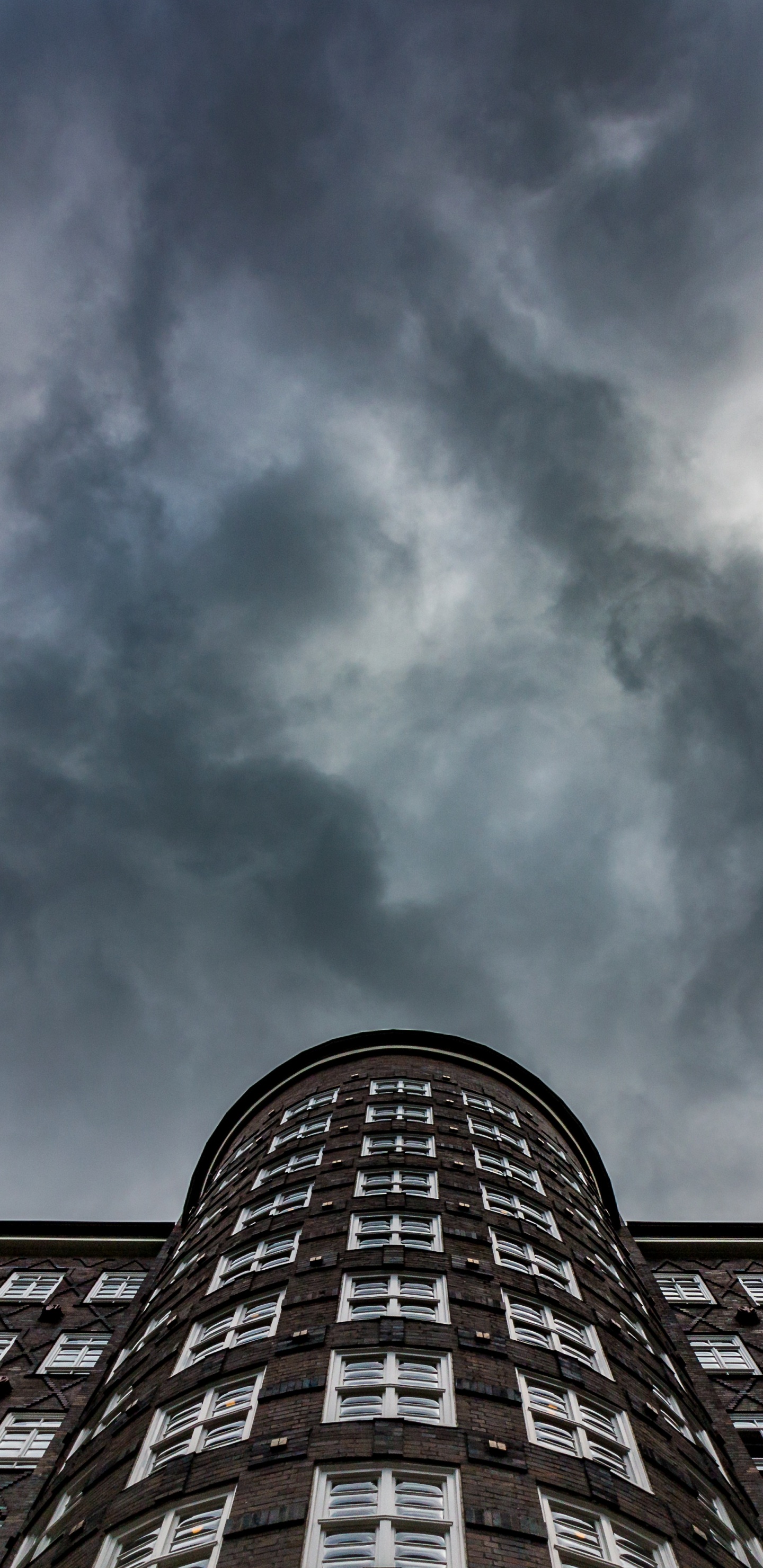 Edificio de Ladrillo Marrón Bajo Las Nubes Blancas y el Cielo Azul Durante el Día. Wallpaper in 1440x2960 Resolution