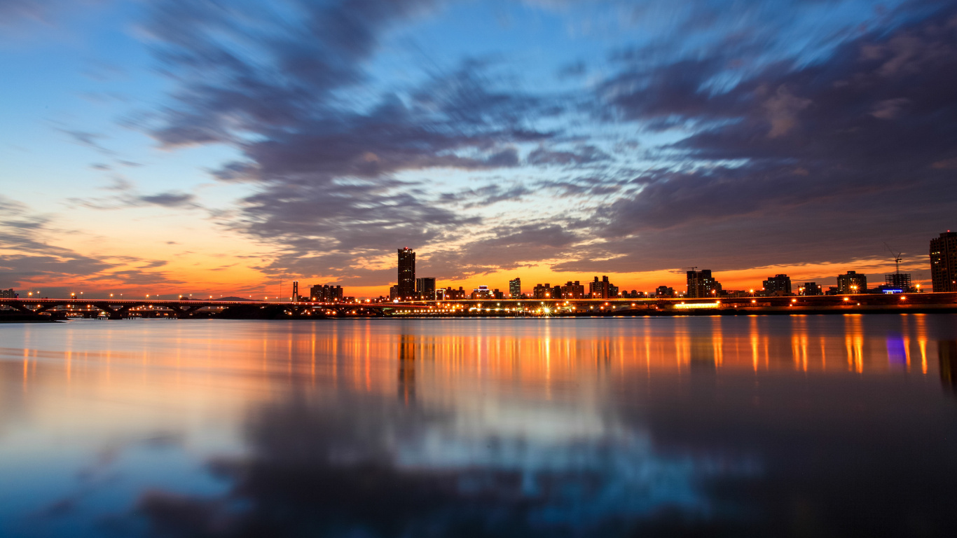 Horizon de la Ville à Travers le Plan D'eau Pendant le Coucher du Soleil. Wallpaper in 1366x768 Resolution