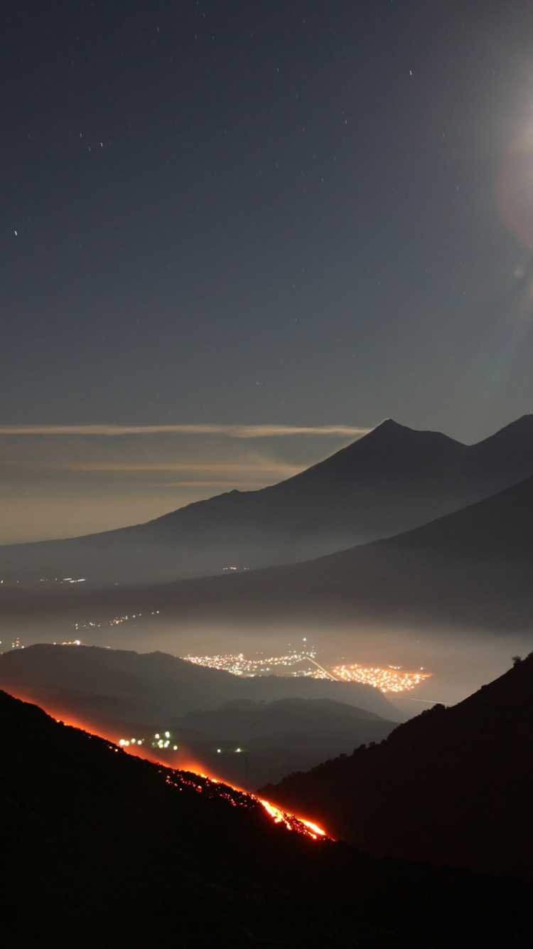Soleil Sur Les Montagnes et Les Nuages. Wallpaper in 750x1334 Resolution