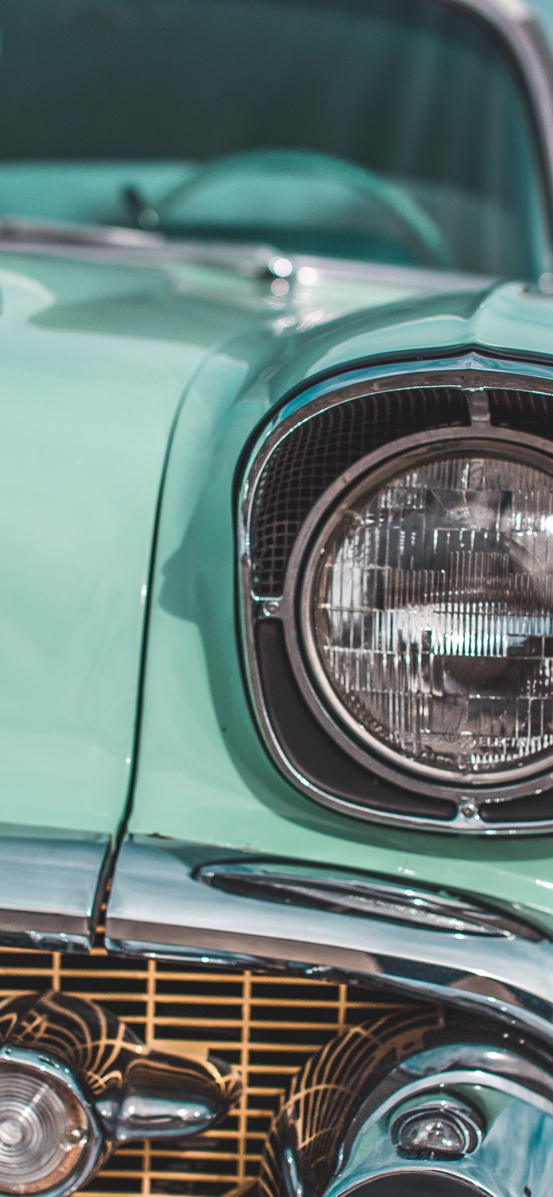 Grünes Auto Mit Weißem Licht. Wallpaper in 1125x2436 Resolution