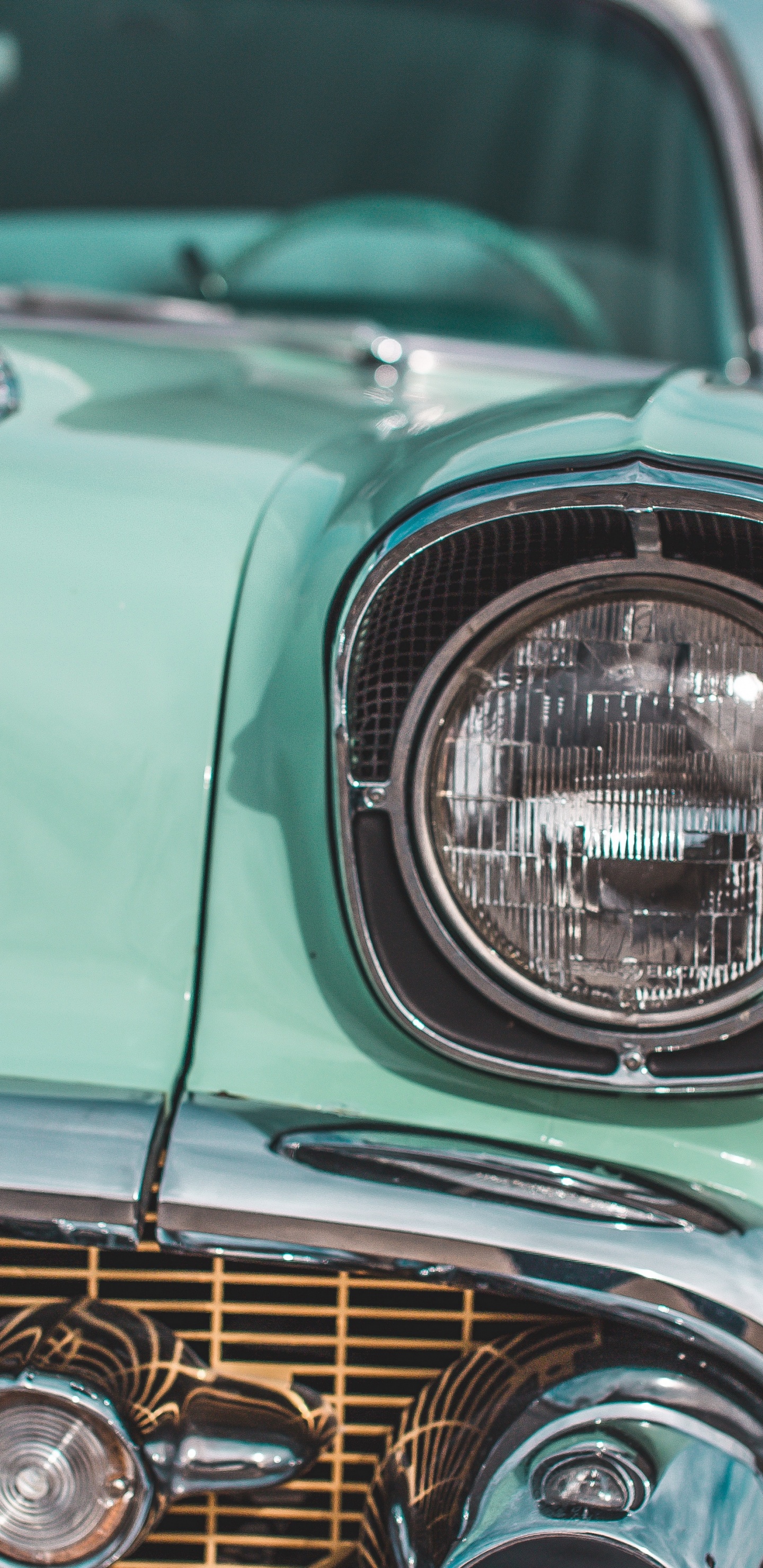 Grünes Auto Mit Weißem Licht. Wallpaper in 1440x2960 Resolution