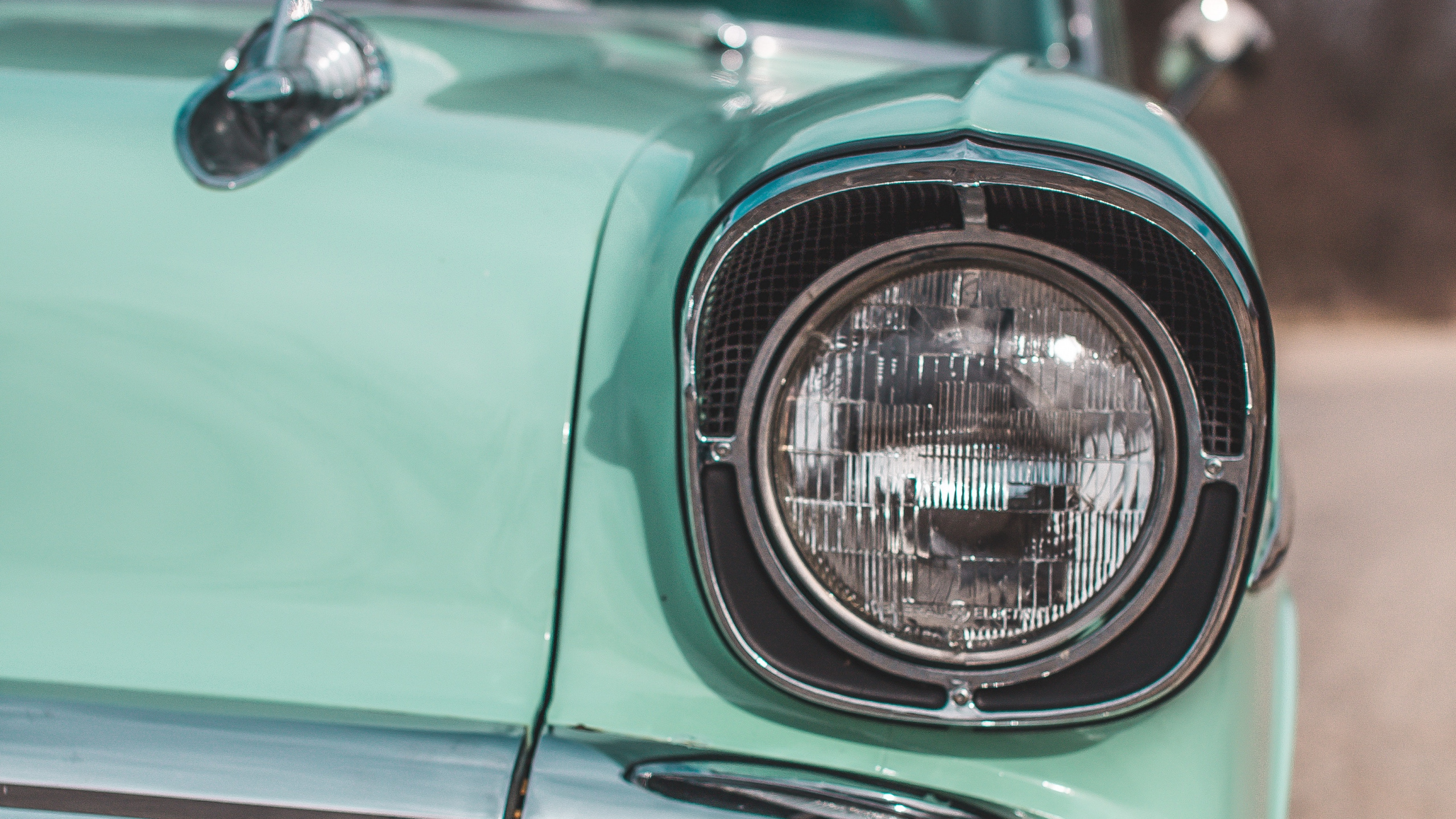 Grünes Auto Mit Weißem Licht. Wallpaper in 2560x1440 Resolution