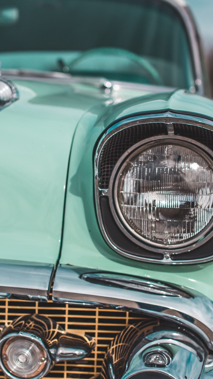 Green Car With White Light. Wallpaper in 720x1280 Resolution