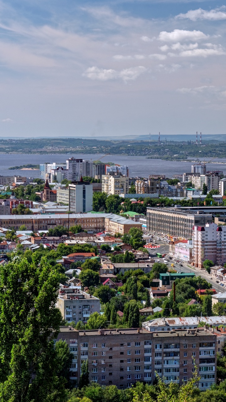Skyline Der Stadt Unter Blauem Himmel Tagsüber. Wallpaper in 720x1280 Resolution