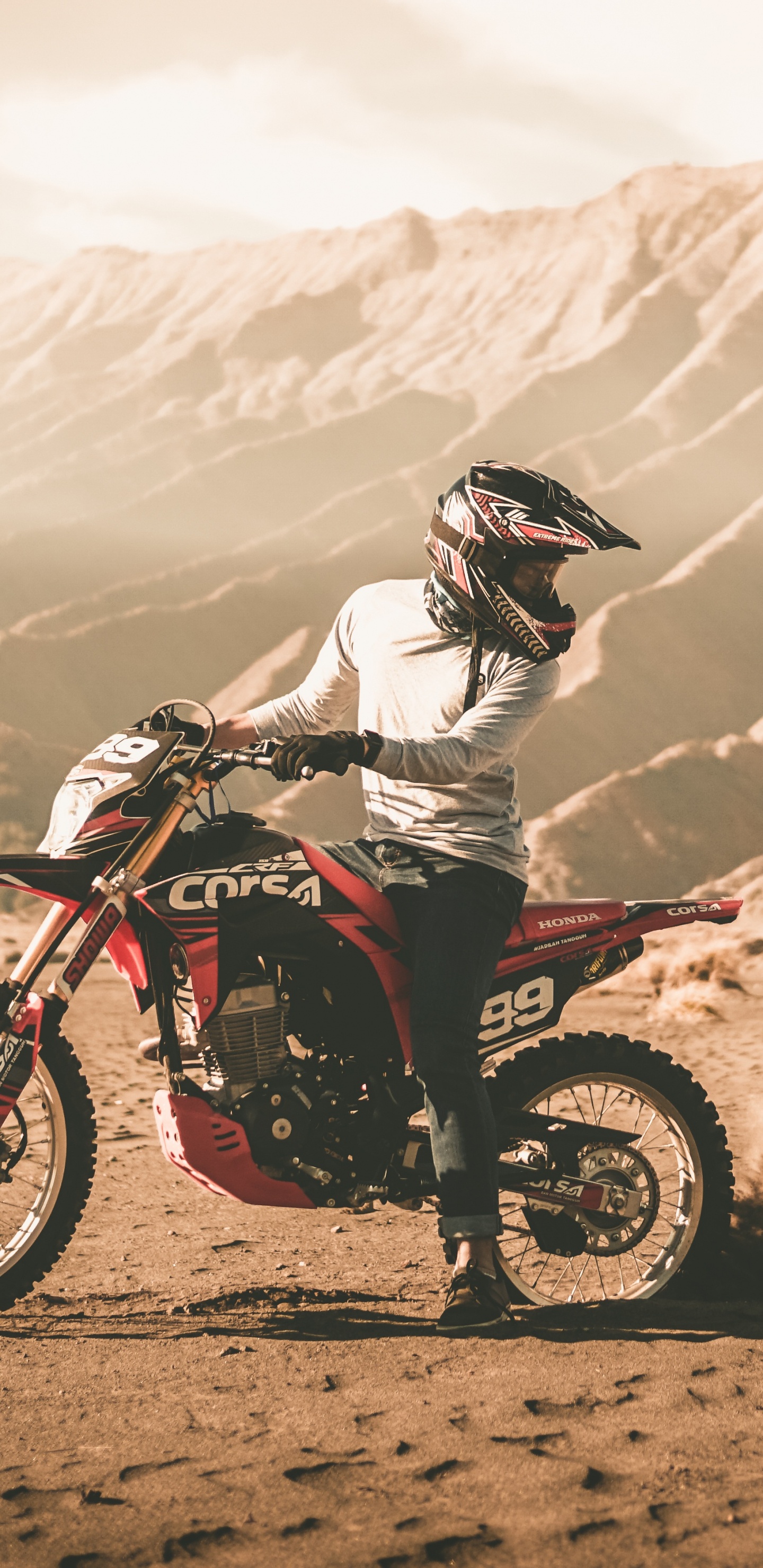 Mann, Der Tagsüber Motocross-Dirt-Bike Auf Feldweg Fährt. Wallpaper in 1440x2960 Resolution