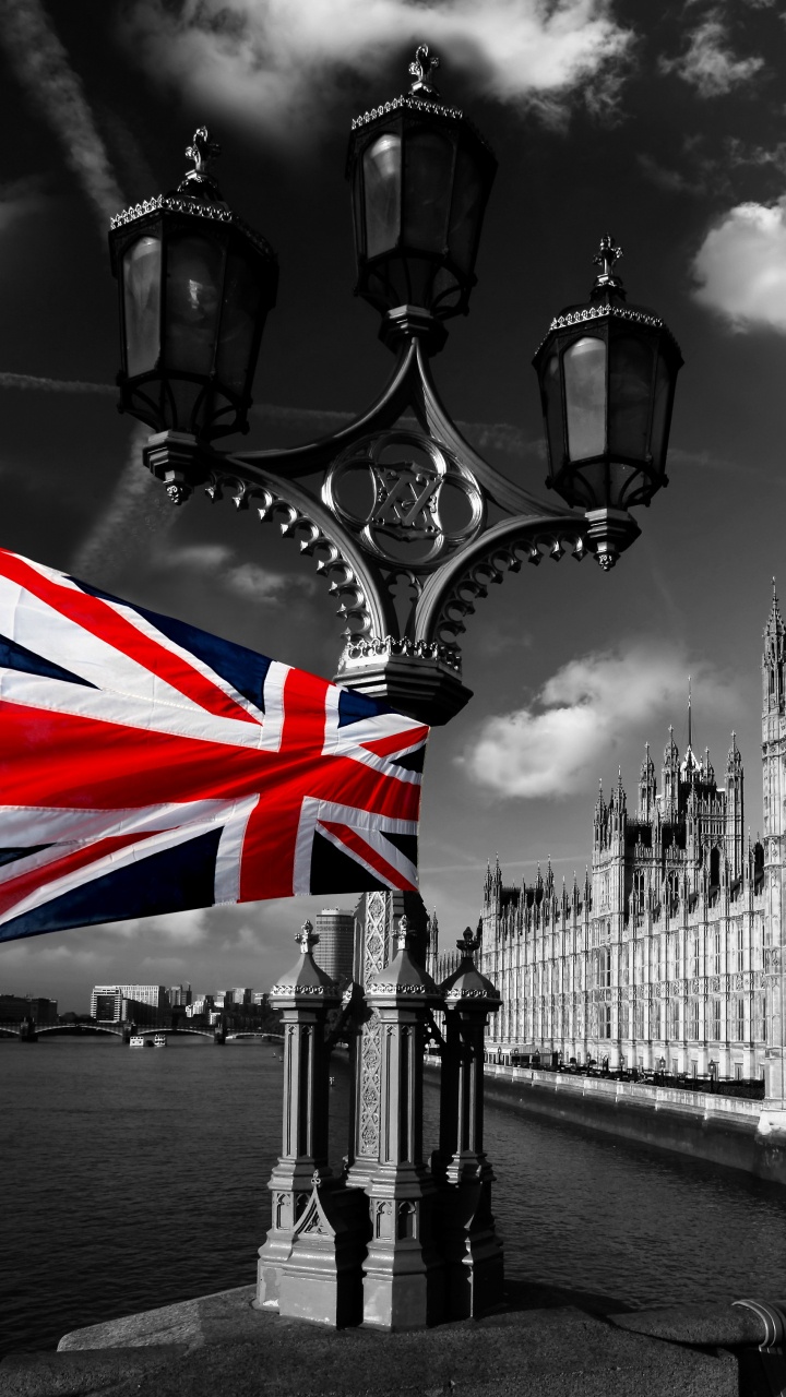 Foto en Escala de Grises de la Farola Cerca Del Edificio. Wallpaper in 720x1280 Resolution