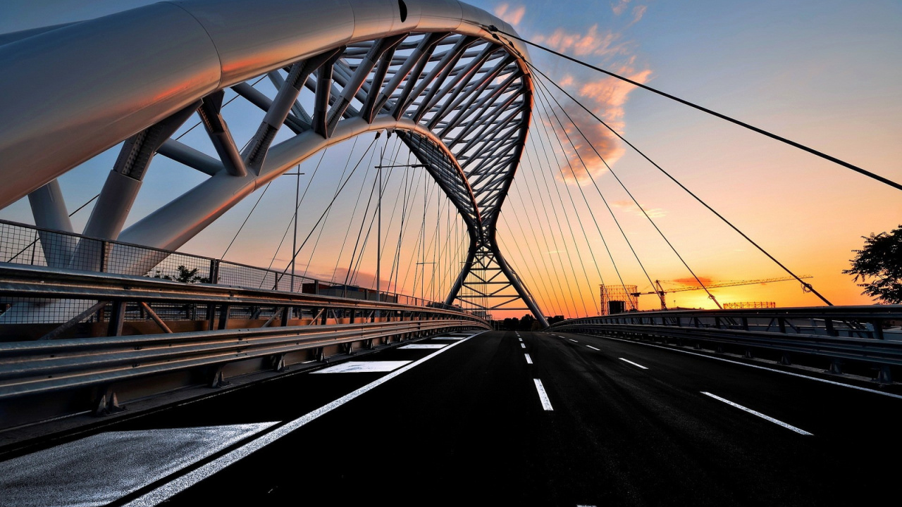 Graue Betonbrücke Unter Blauem Himmel Tagsüber. Wallpaper in 1280x720 Resolution
