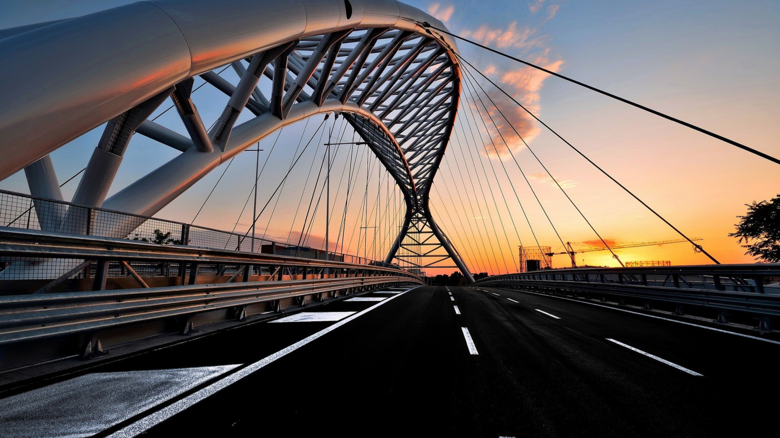 Graue Betonbrücke Unter Blauem Himmel Tagsüber. Wallpaper in 2560x1440 Resolution