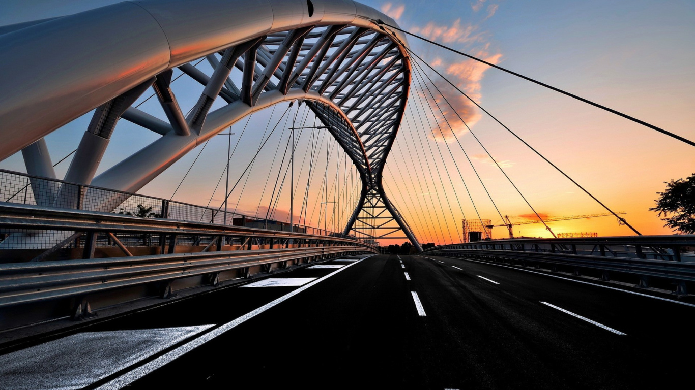 Puente de Hormigón Gris Bajo un Cielo Azul Durante el Día. Wallpaper in 1366x768 Resolution