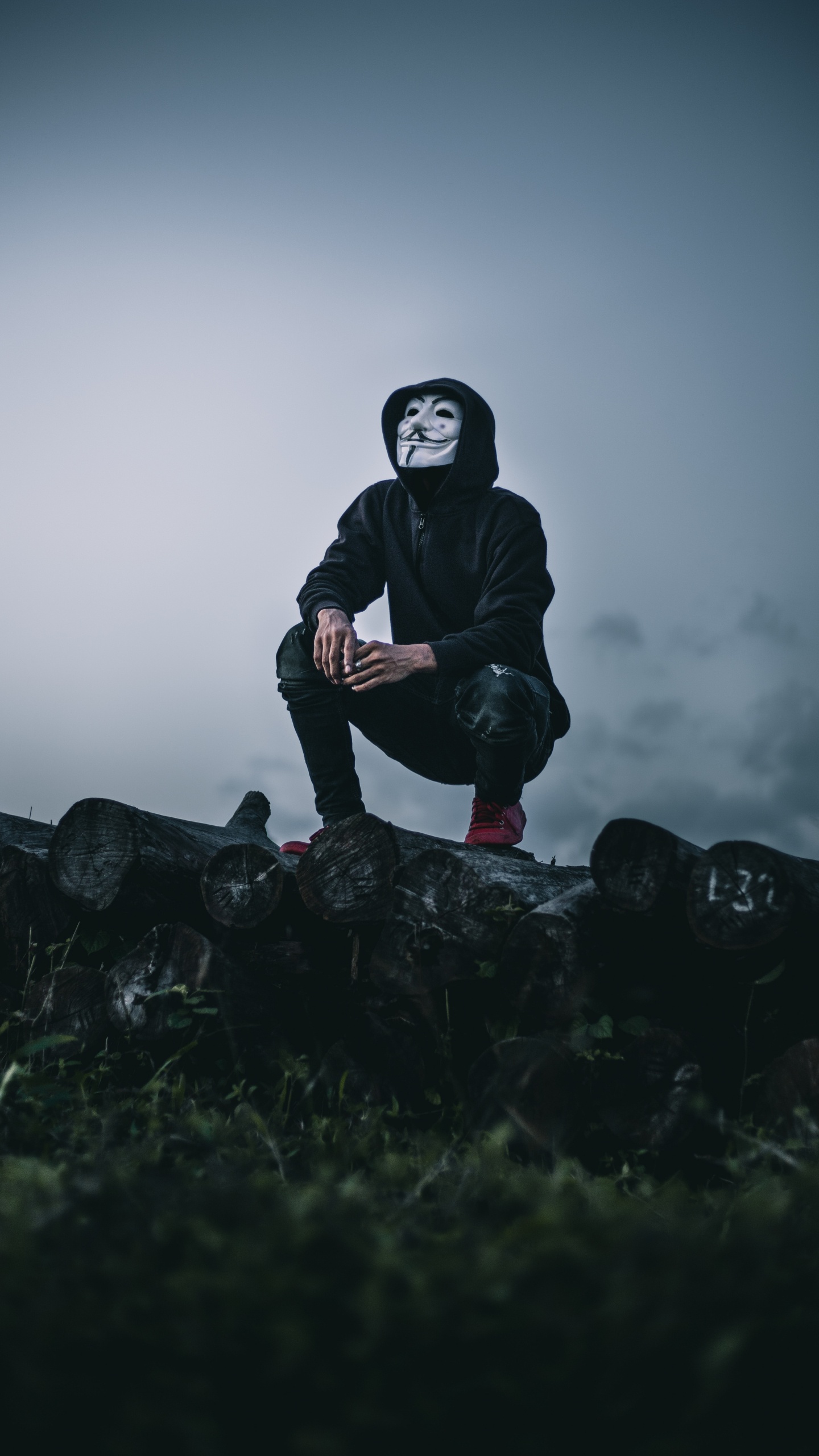 Homme en Veste Noire Assis Sur un Rocher. Wallpaper in 1440x2560 Resolution