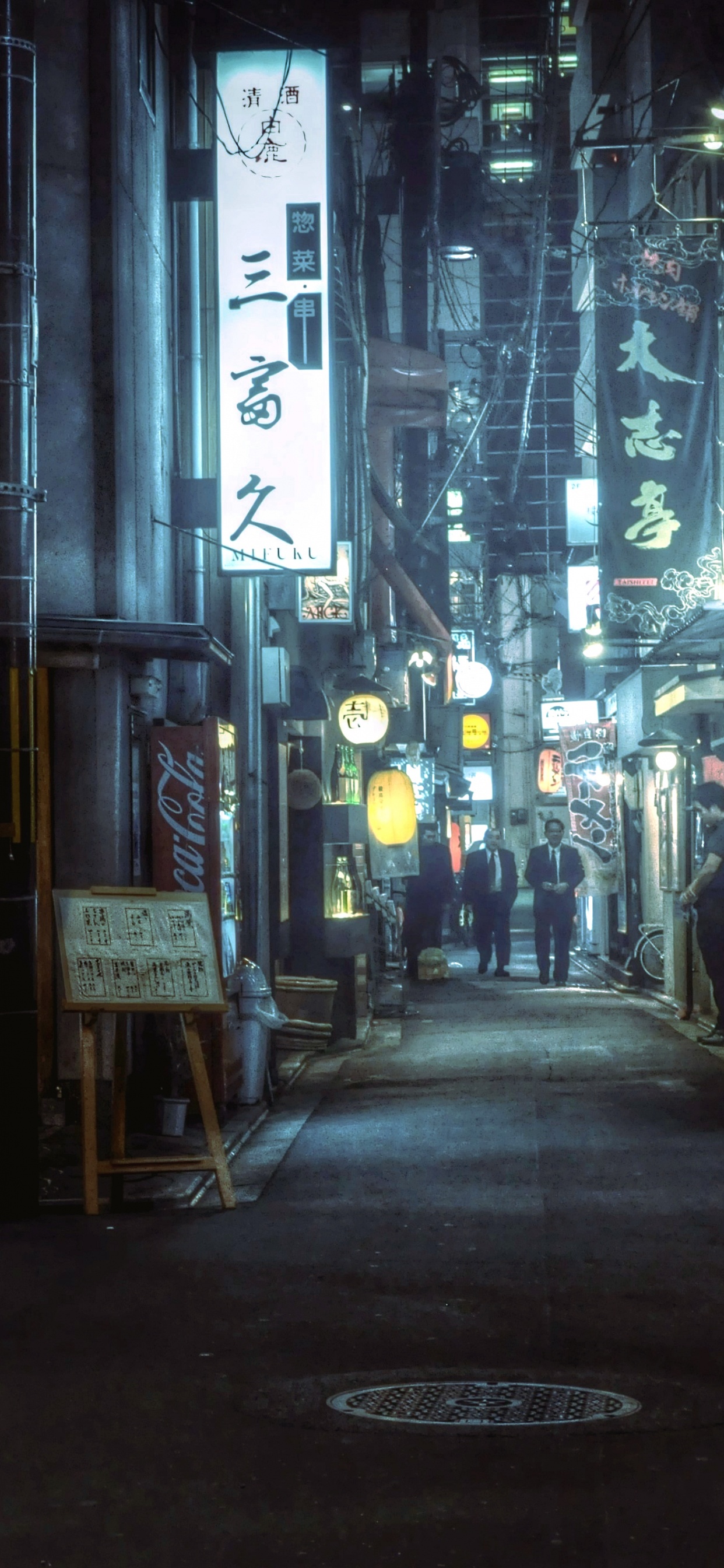 Personnes Marchant Dans la Rue Pendant la Nuit. Wallpaper in 1242x2688 Resolution