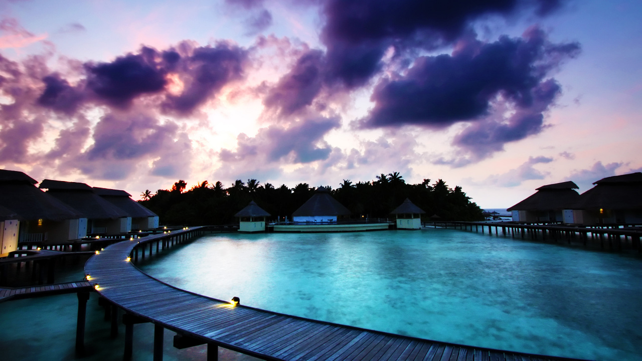 Piscine Bleue Sous Ciel Nuageux Pendant la Journée. Wallpaper in 1280x720 Resolution
