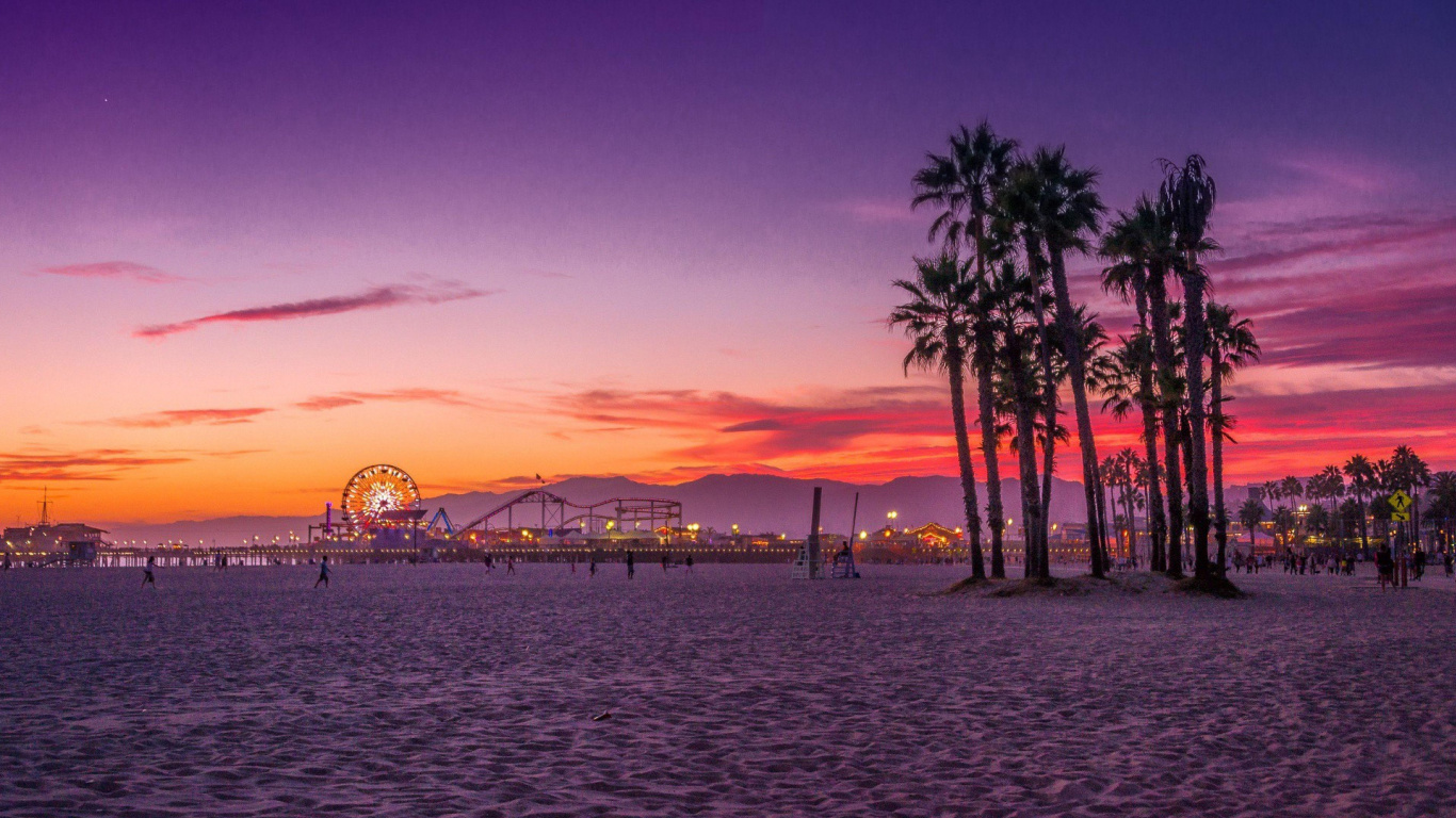 Leute am Strand Bei Sonnenuntergang. Wallpaper in 1366x768 Resolution