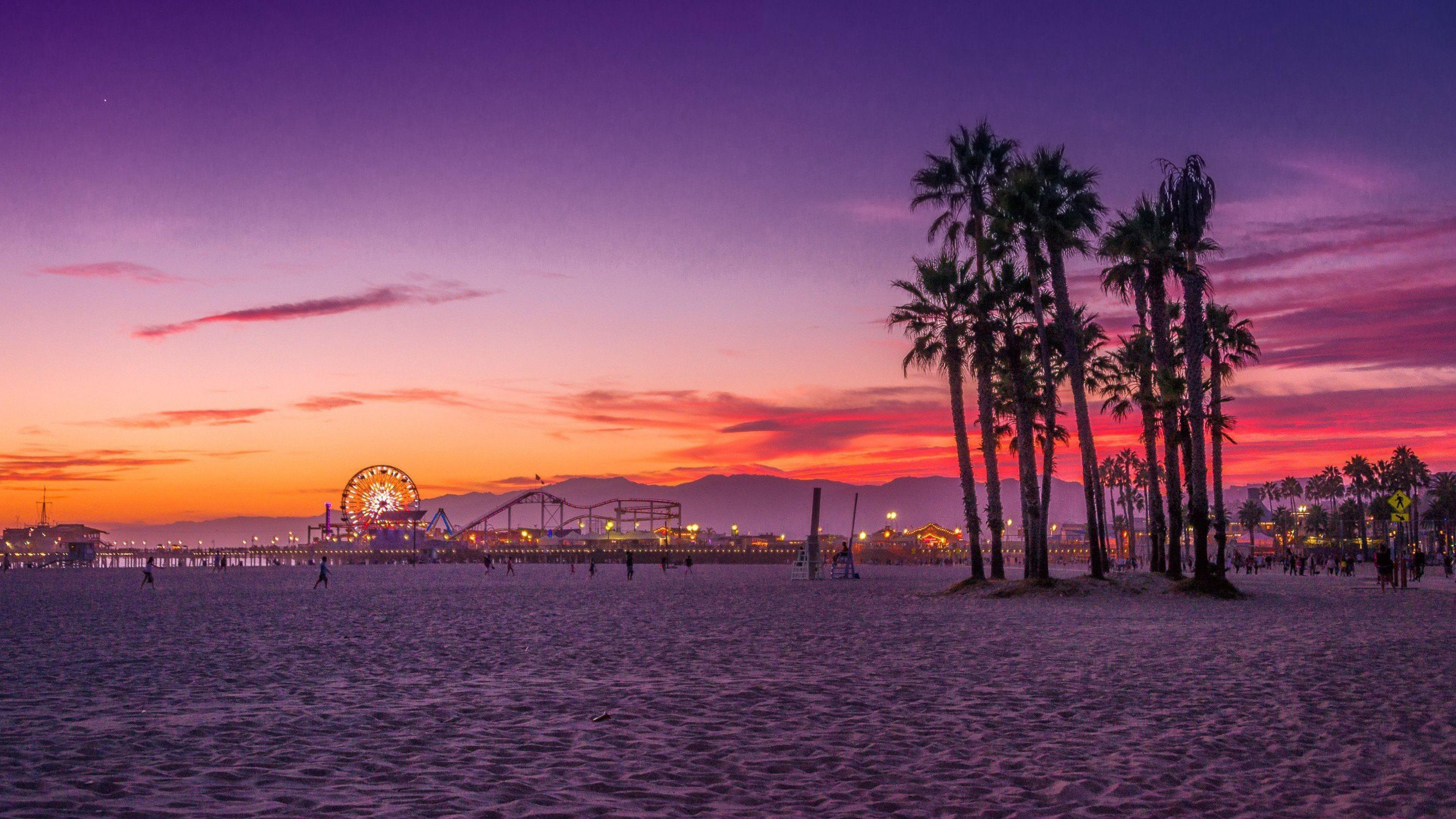 Gente en la Playa Durante la Puesta de Sol. Wallpaper in 3840x2160 Resolution