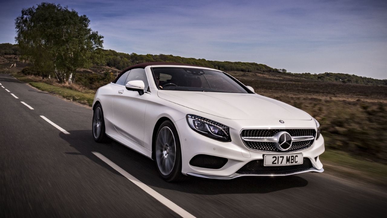 Weißes Mercedes Benz Coupé Tagsüber Unterwegs. Wallpaper in 1280x720 Resolution