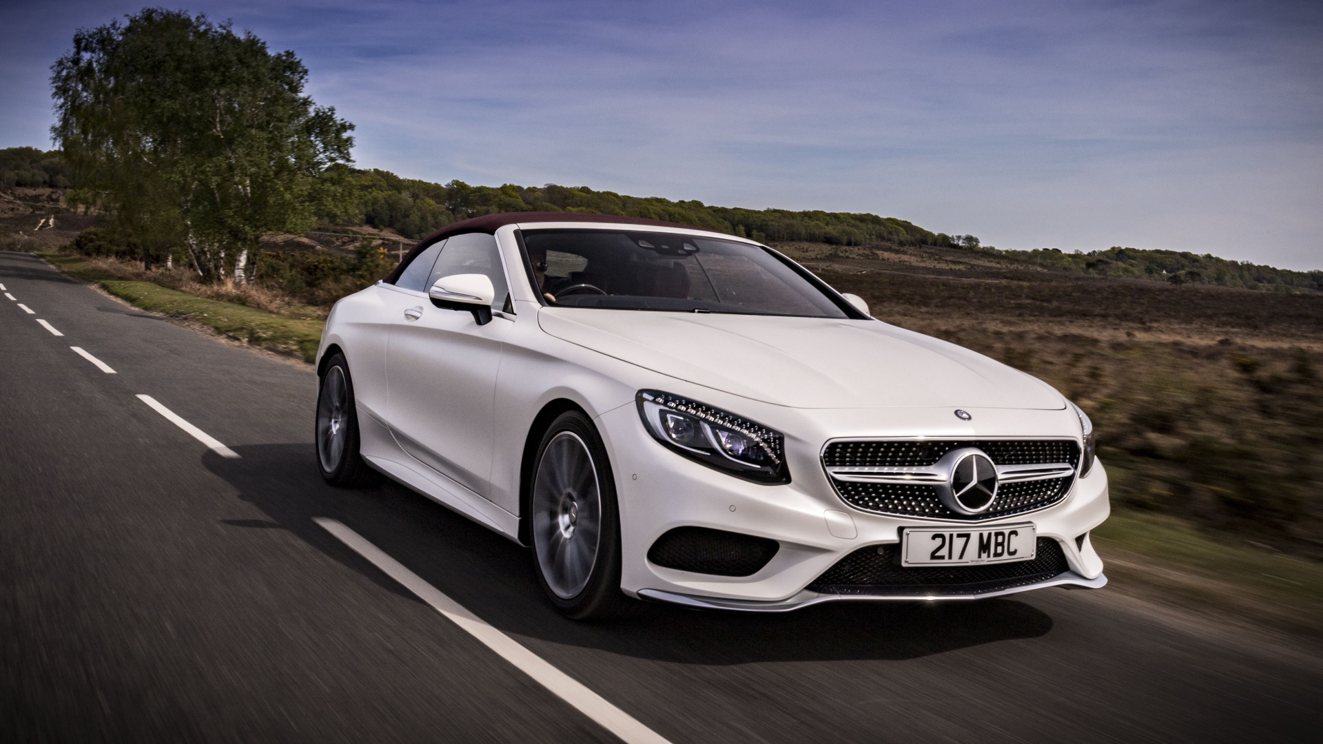 Weißes Mercedes Benz Coupé Tagsüber Unterwegs. Wallpaper in 1920x1080 Resolution