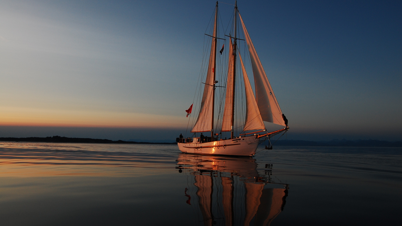 Weißes Segelboot Auf Dem Meer Bei Sonnenuntergang. Wallpaper in 1280x720 Resolution