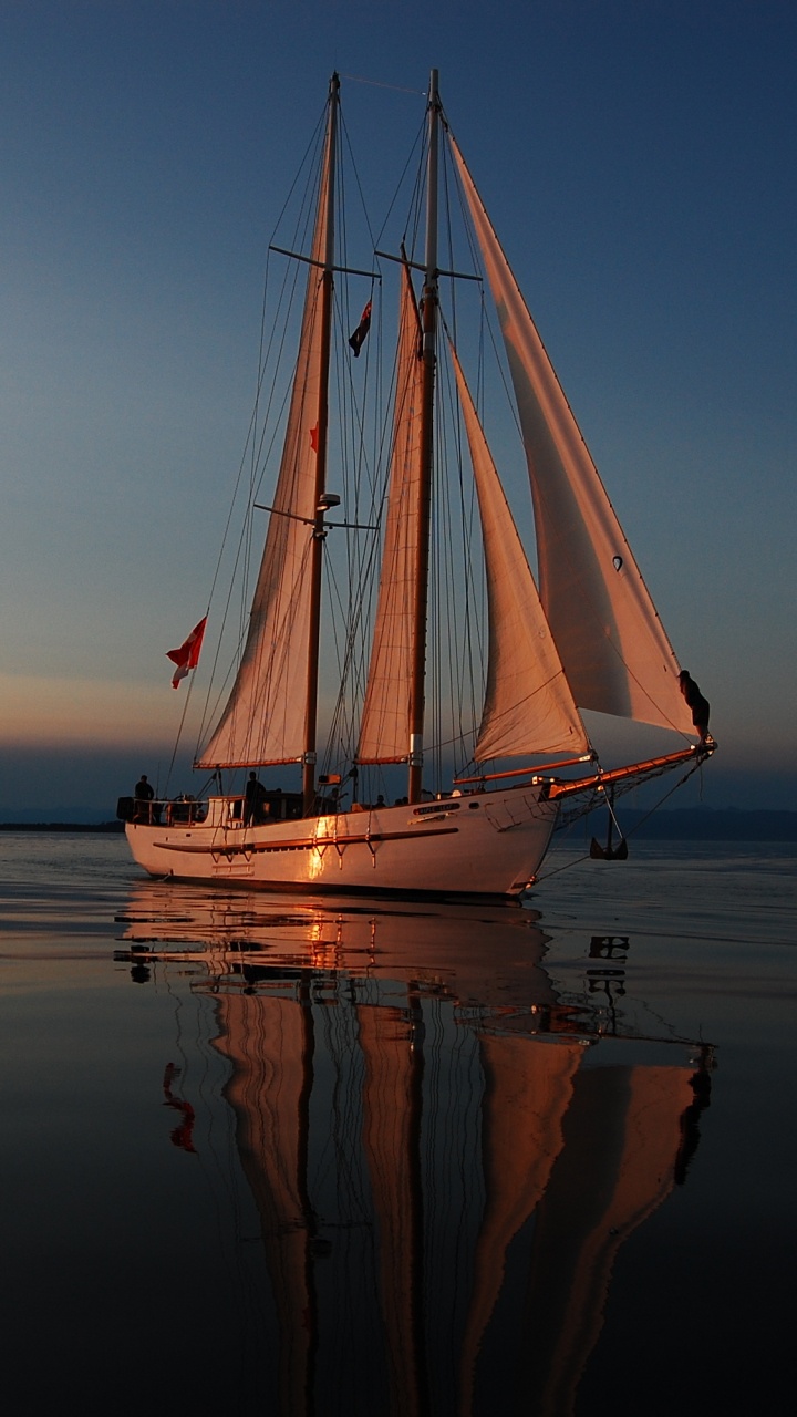 Weißes Segelboot Auf Dem Meer Bei Sonnenuntergang. Wallpaper in 720x1280 Resolution
