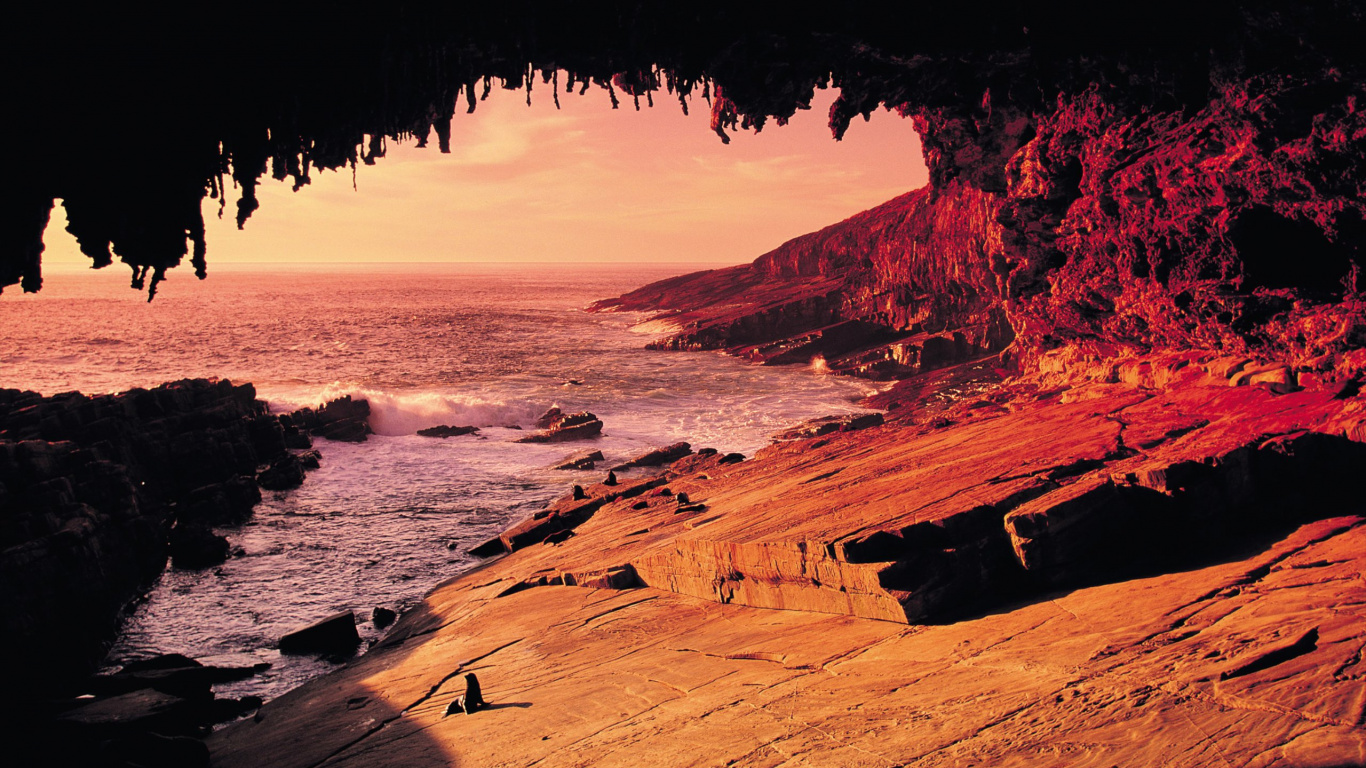 Leute am Strand Bei Sonnenuntergang. Wallpaper in 1366x768 Resolution