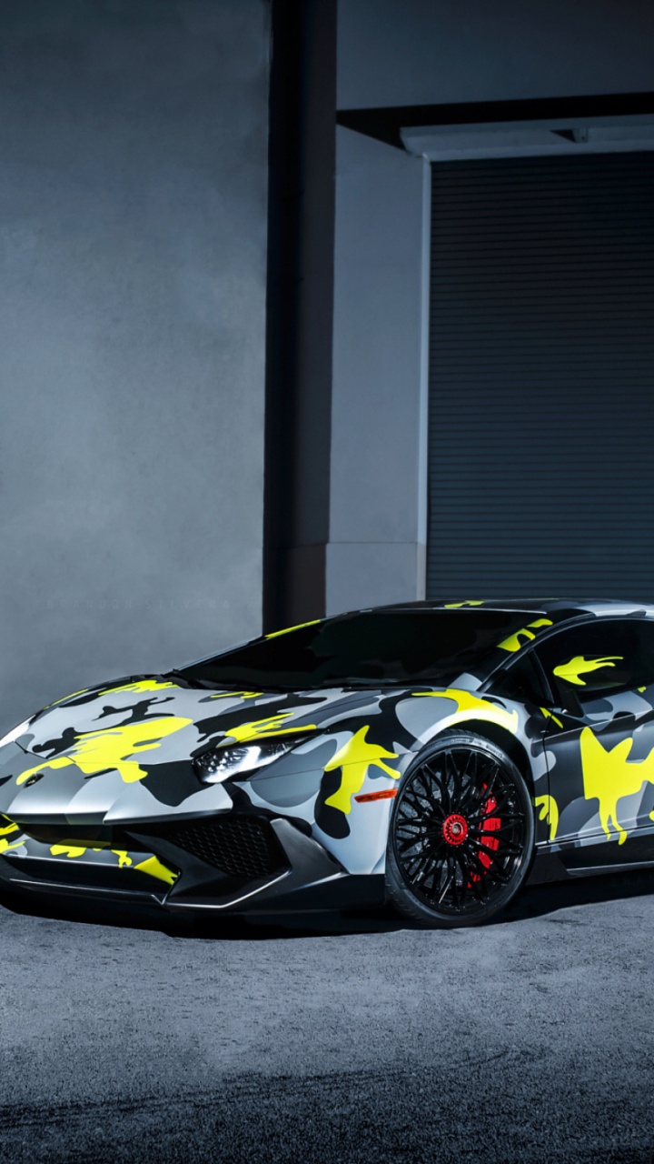 Schwarz-gelber Lamborghini Aventador. Wallpaper in 720x1280 Resolution