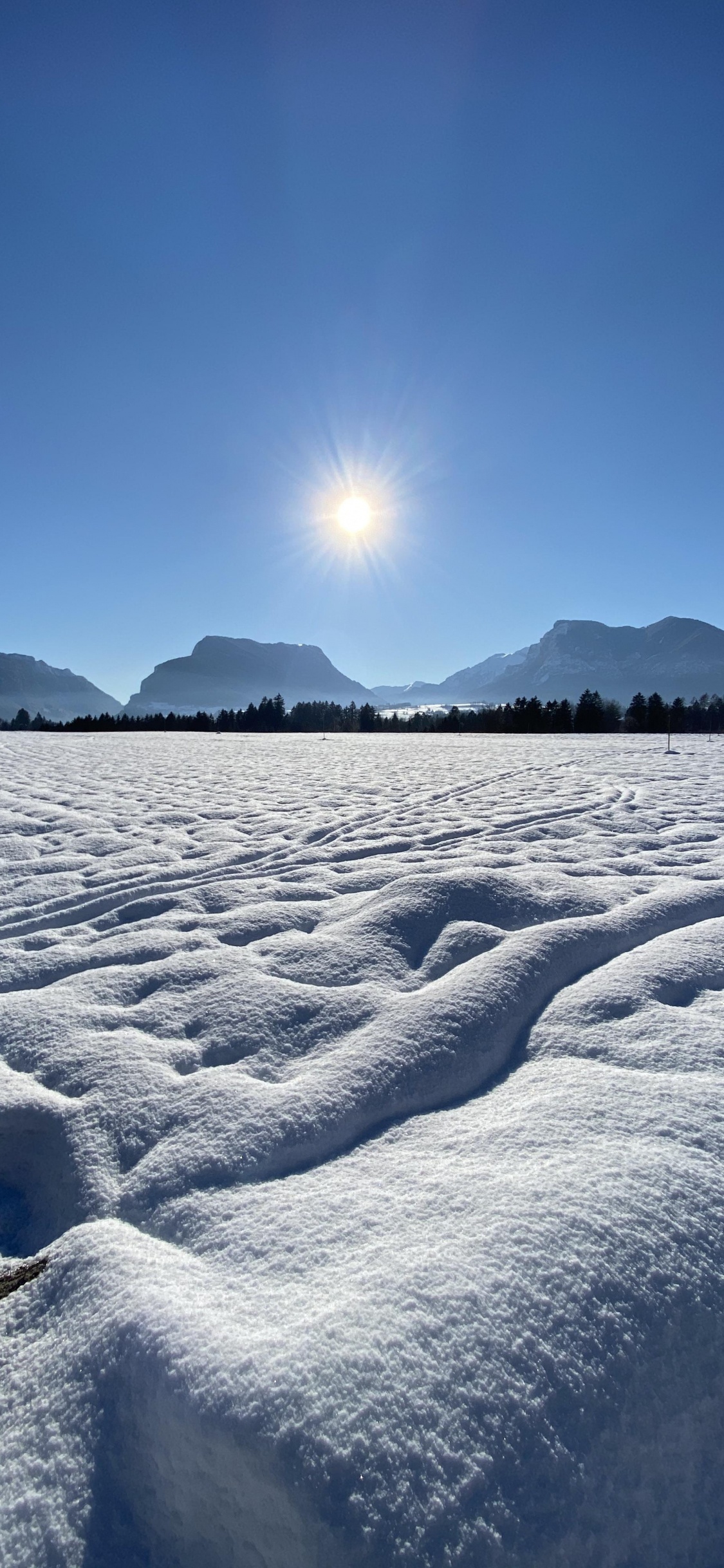 Hiver, Atmosphère, Gamme de Montagne, Soleil, Horizon. Wallpaper in 1125x2436 Resolution