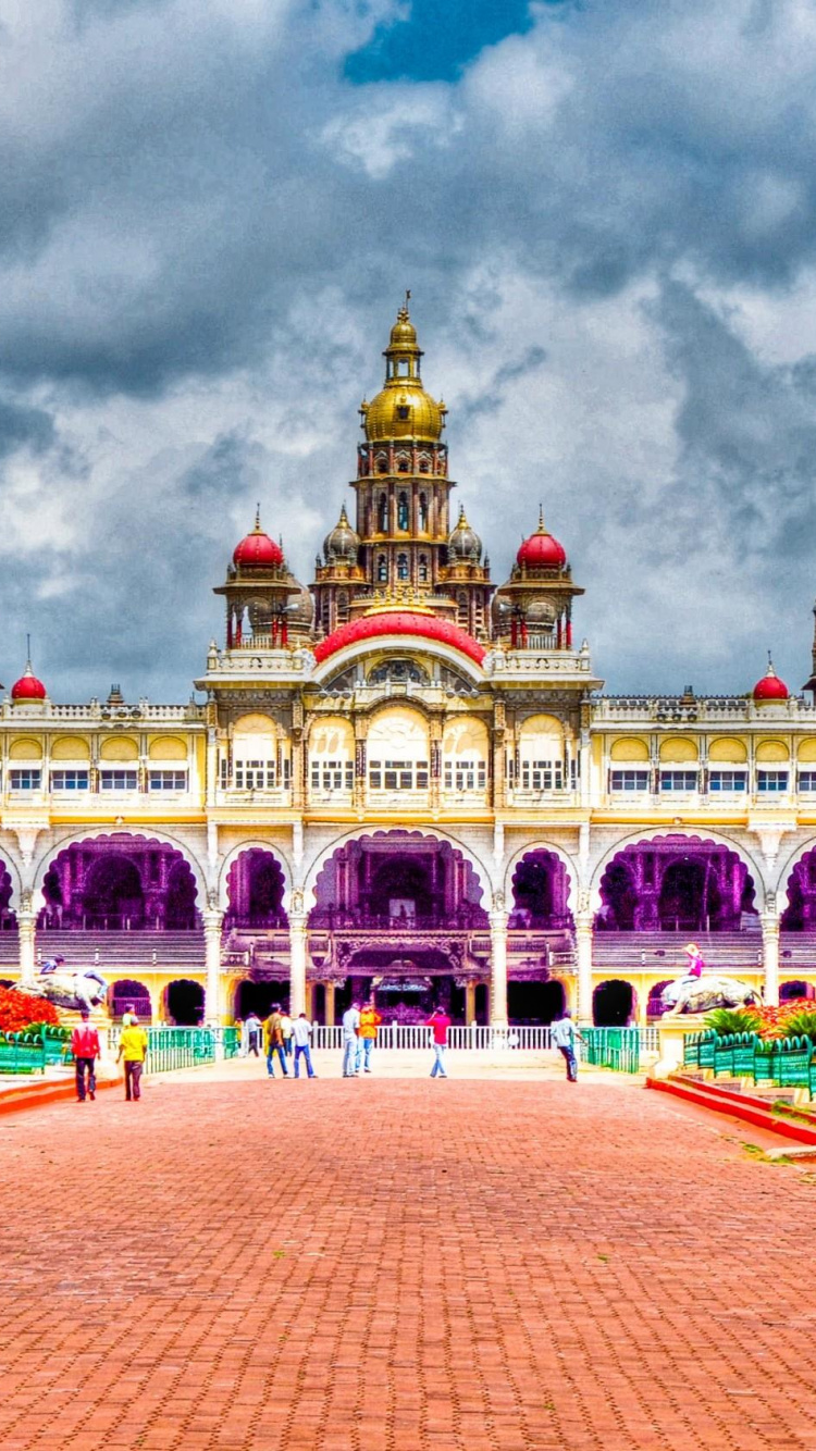 Edificio de Hormigón Blanco y Marrón Bajo un Cielo Nublado Durante el Día. Wallpaper in 750x1334 Resolution