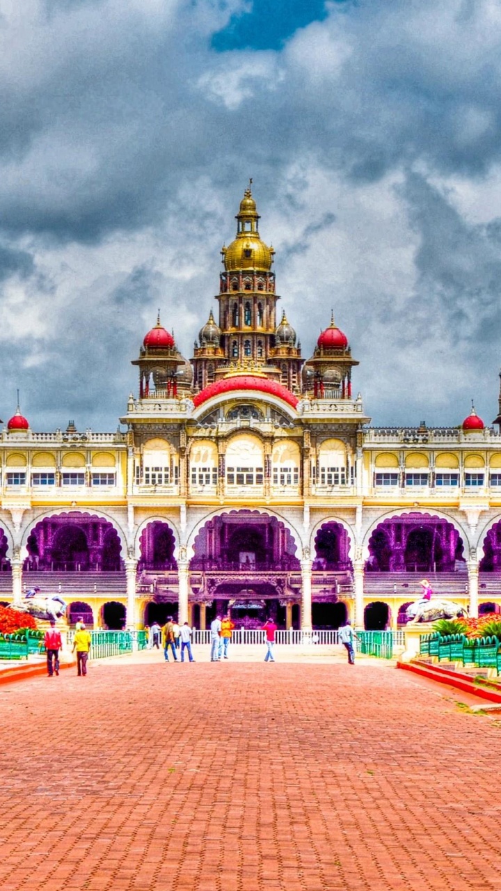Bâtiment en Béton Blanc et Brun Sous Ciel Nuageux Pendant la Journée. Wallpaper in 720x1280 Resolution