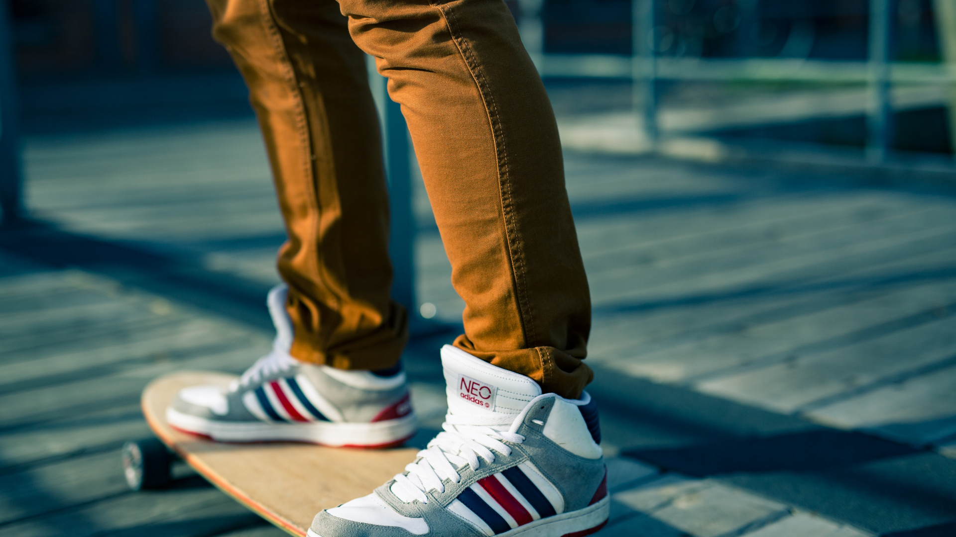 Personne en Jean Bleu Portant Des Baskets Nike Blanches, Rouges et Noires. Wallpaper in 1920x1080 Resolution