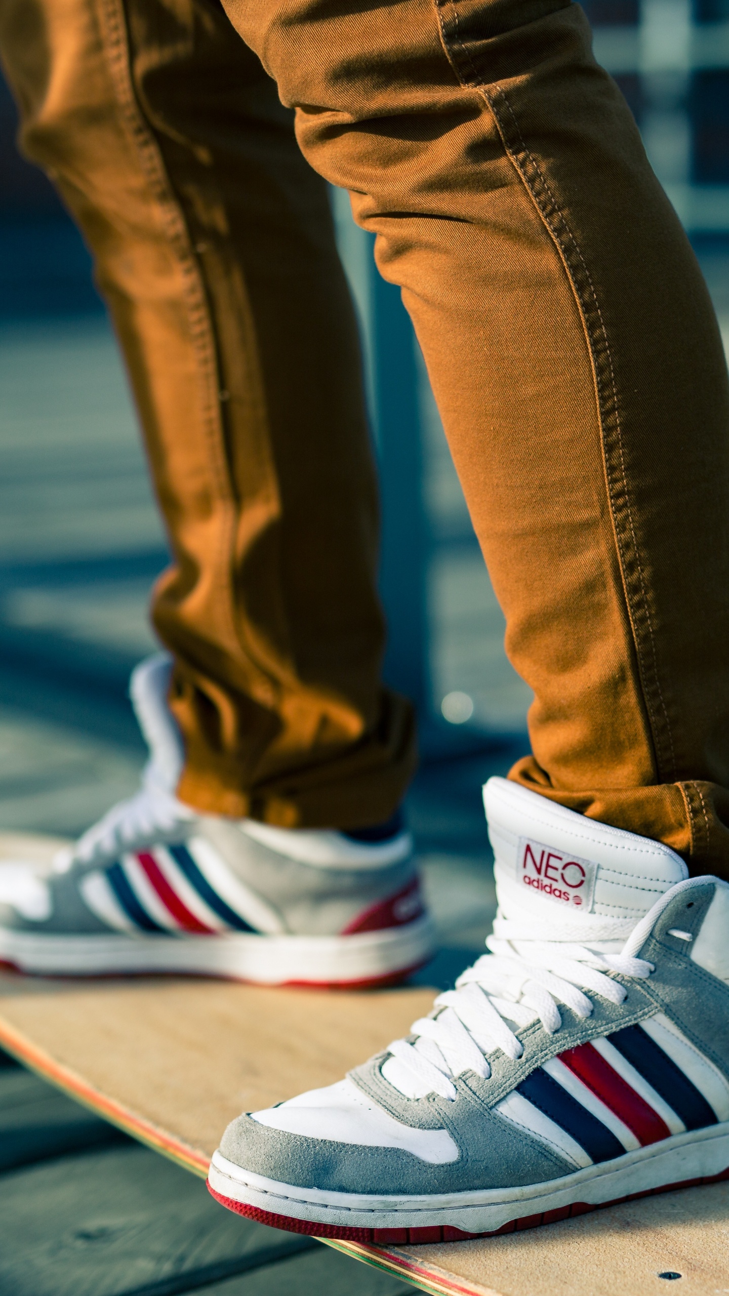 Person in Blauen Denim-Jeans Mit Weißen, Roten Und Schwarzen Nike-Turnschuhen. Wallpaper in 1440x2560 Resolution