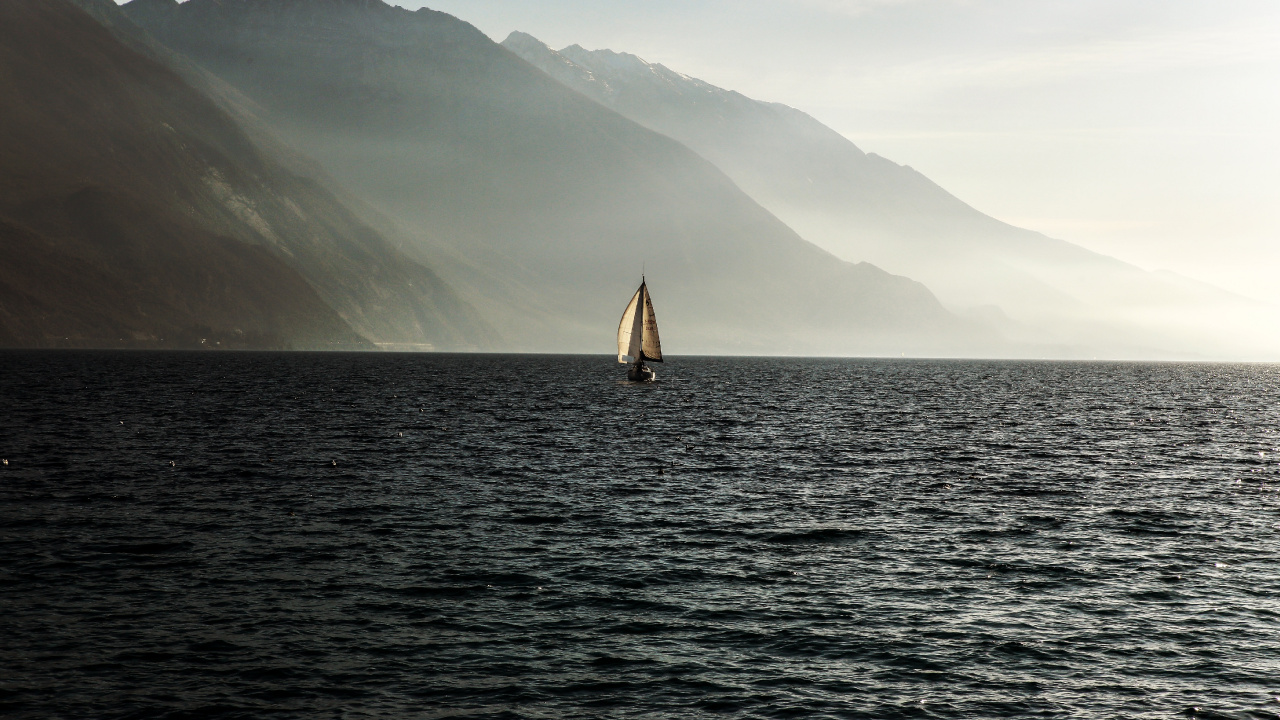 Velero en el Mar Cerca de la Montaña Durante el Día. Wallpaper in 1280x720 Resolution
