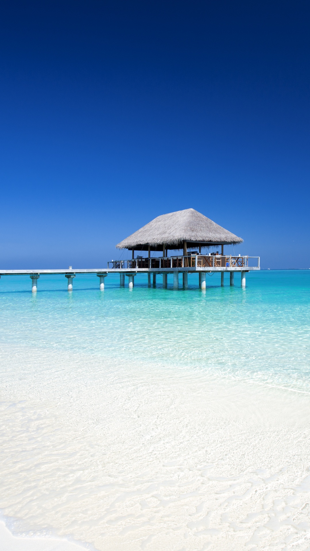 Maison de Plage en Bois Brun Sur la Plage de Sable Blanc Pendant la Journée. Wallpaper in 1080x1920 Resolution