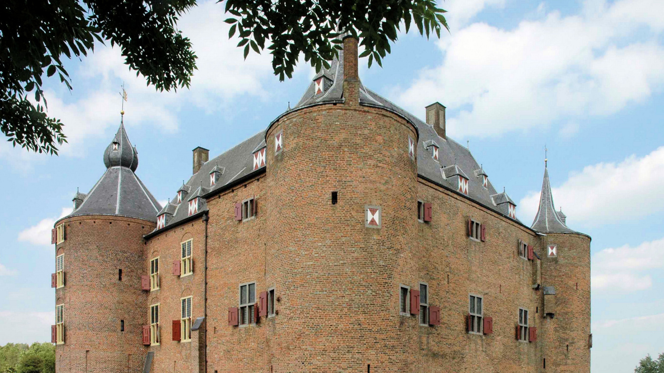 Braunes Backsteingebäude in Der Nähe Von Grünen Bäumen Und Fluss Tagsüber During. Wallpaper in 1366x768 Resolution