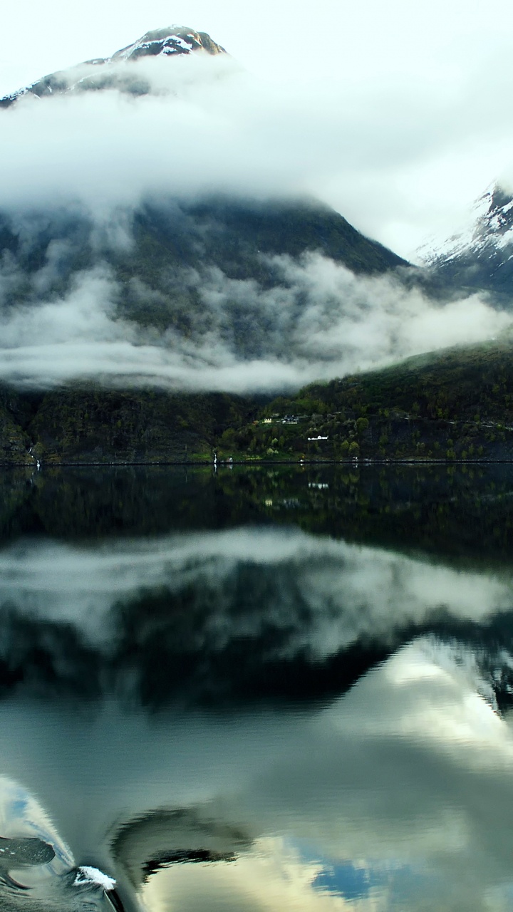 Graustufenfoto Von See Und Bergen. Wallpaper in 720x1280 Resolution