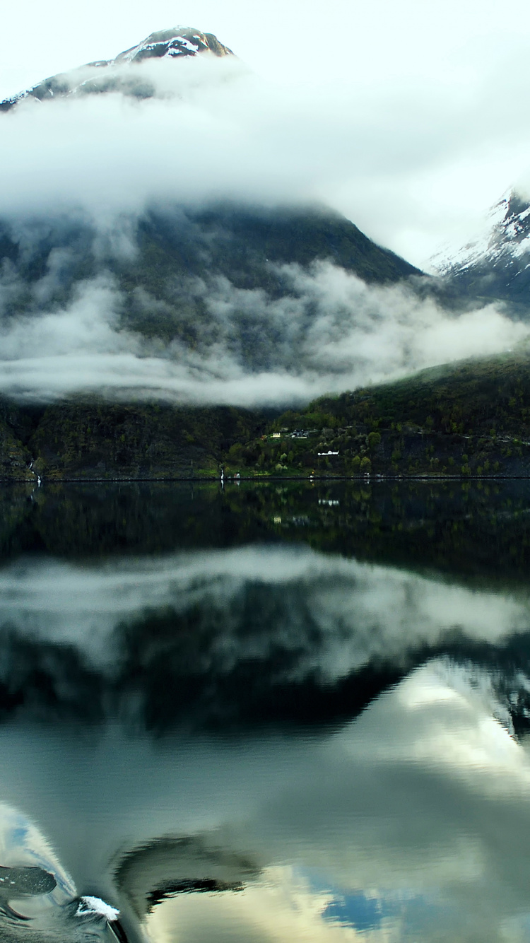 Graustufenfoto Von See Und Bergen. Wallpaper in 750x1334 Resolution