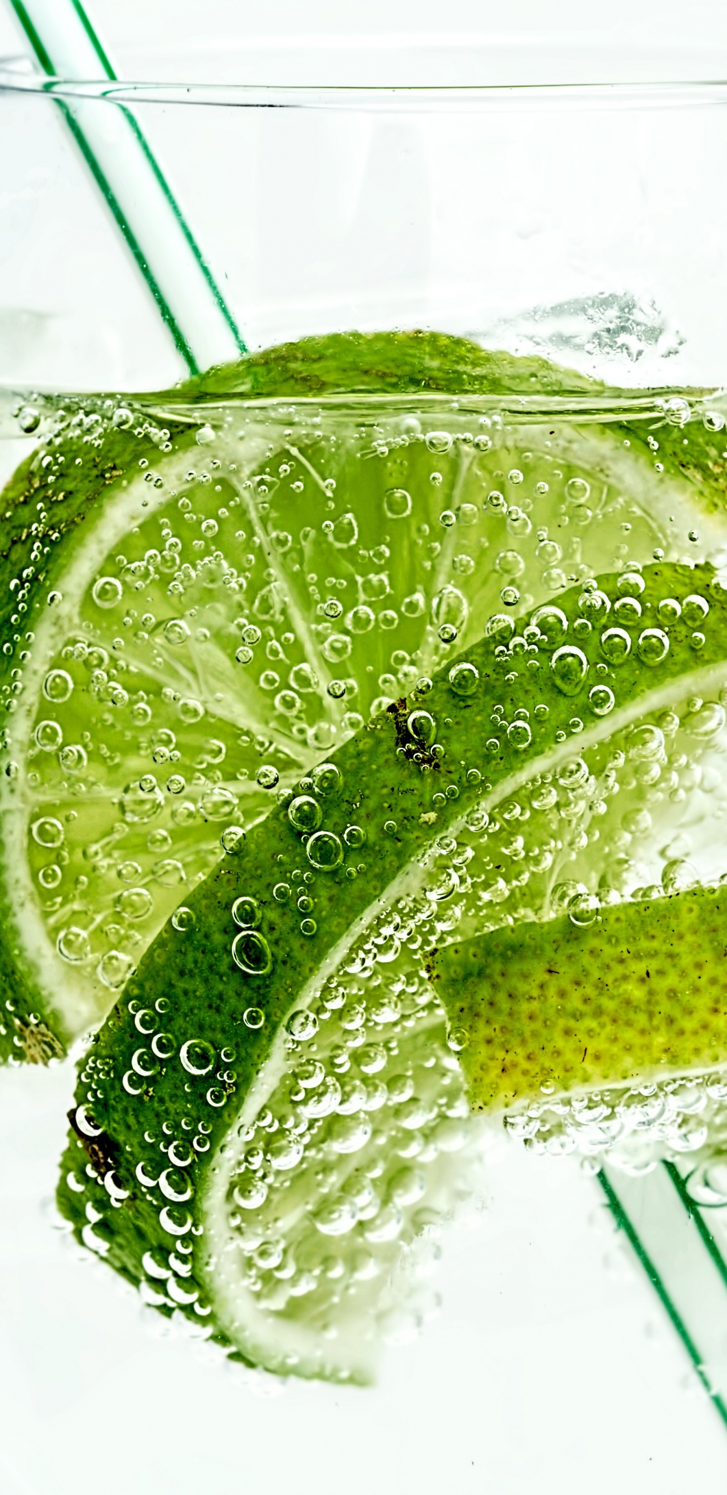 Vaso Transparente Con Agua y Rodajas de Limón. Wallpaper in 1440x2960 Resolution