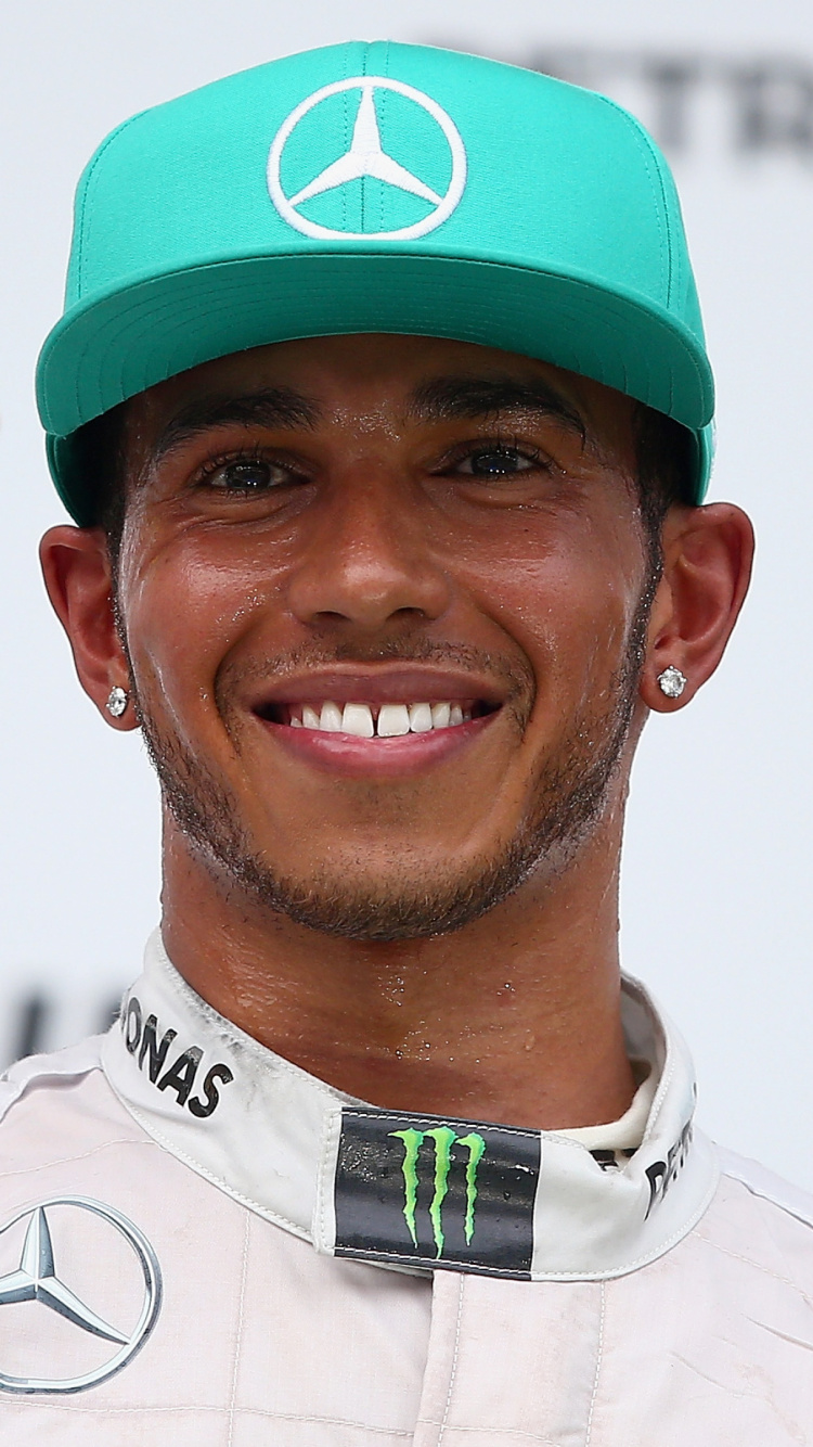 Hombre en Camisa de Manga Larga Blanca y Roja Sonriendo. Wallpaper in 750x1334 Resolution