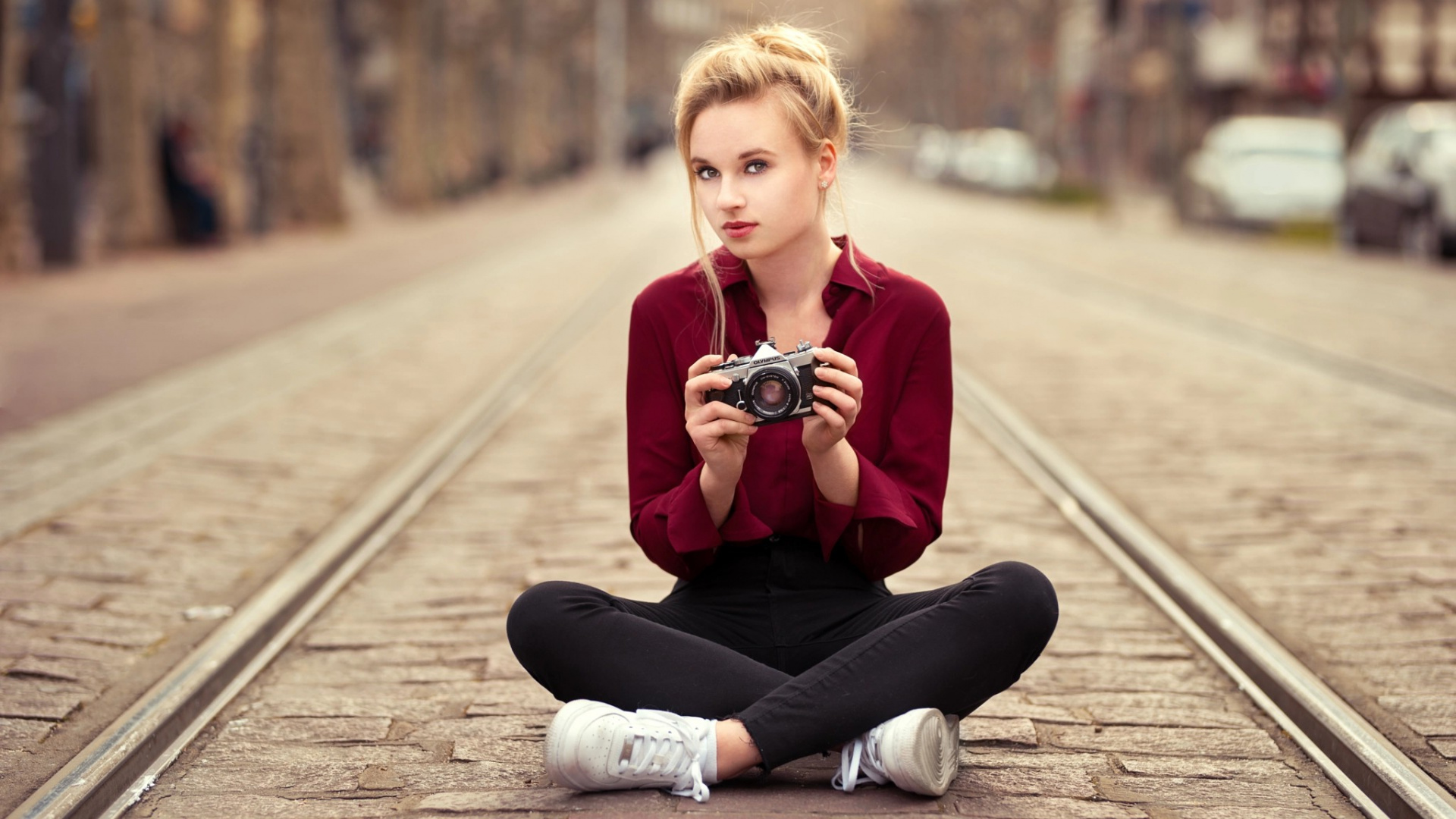 Sitting, Red, Beauty, Blond, Street Fashion. Wallpaper in 1920x1080 Resolution