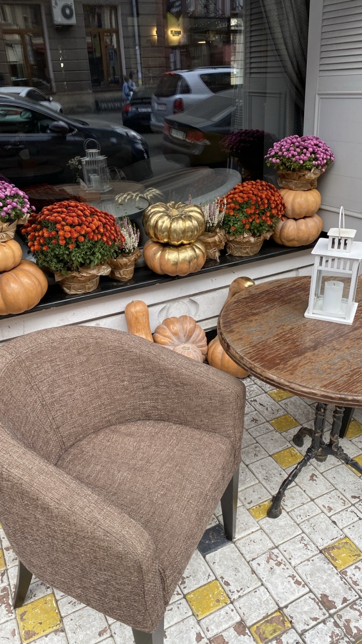 Table, Porte, Aliment, Toute la Nourriture, L'espace Public. Wallpaper in 720x1280 Resolution