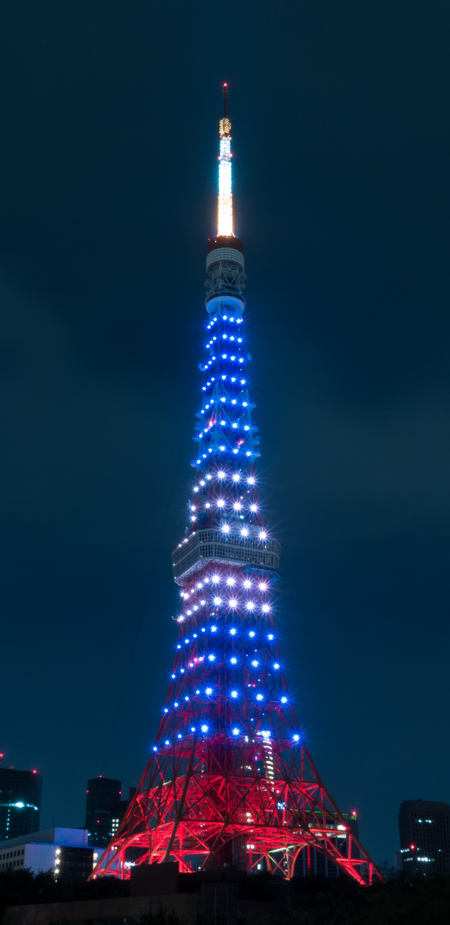 Tour Eiffel Éclairée Pendant la Nuit. Wallpaper in 1440x2960 Resolution