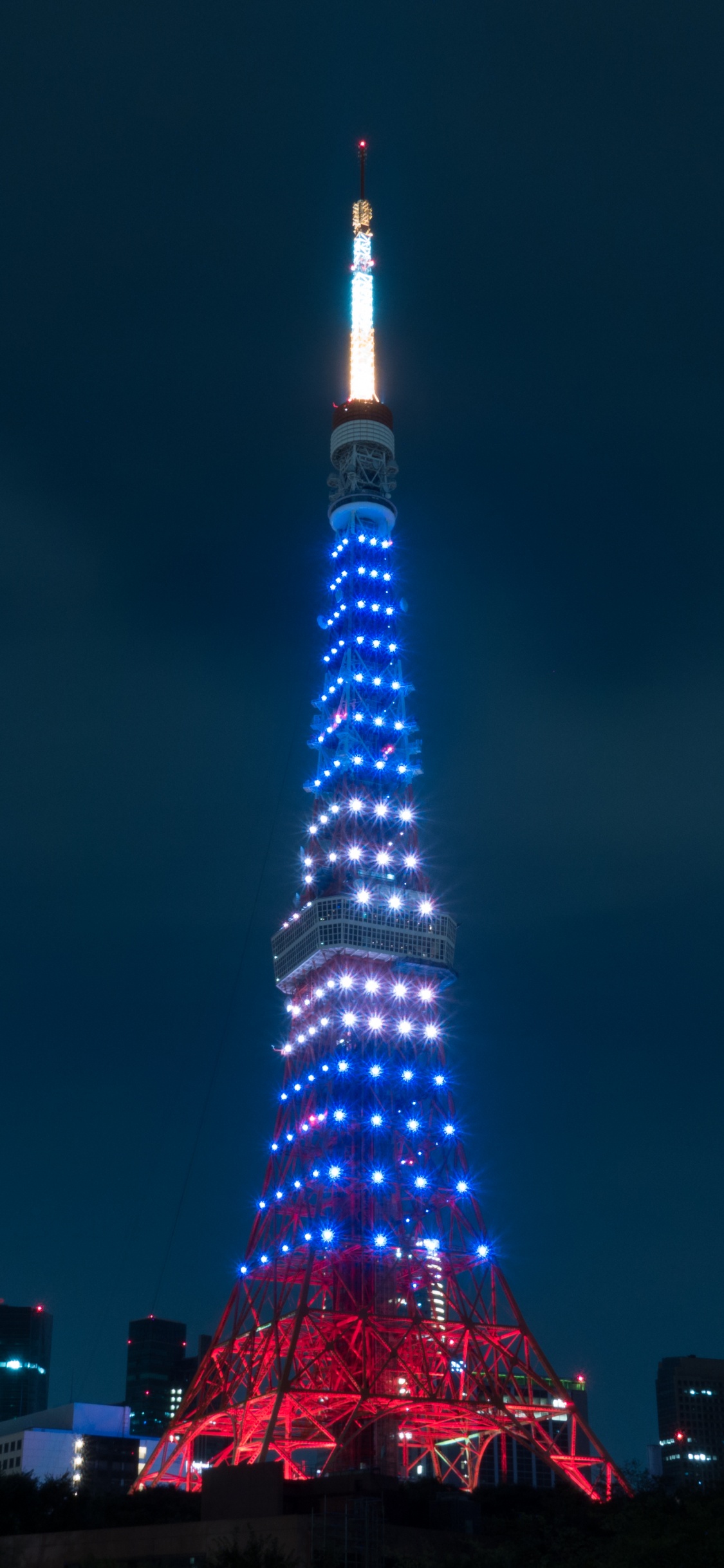 Torre Eiffel Iluminada Durante la Noche. Wallpaper in 1125x2436 Resolution
