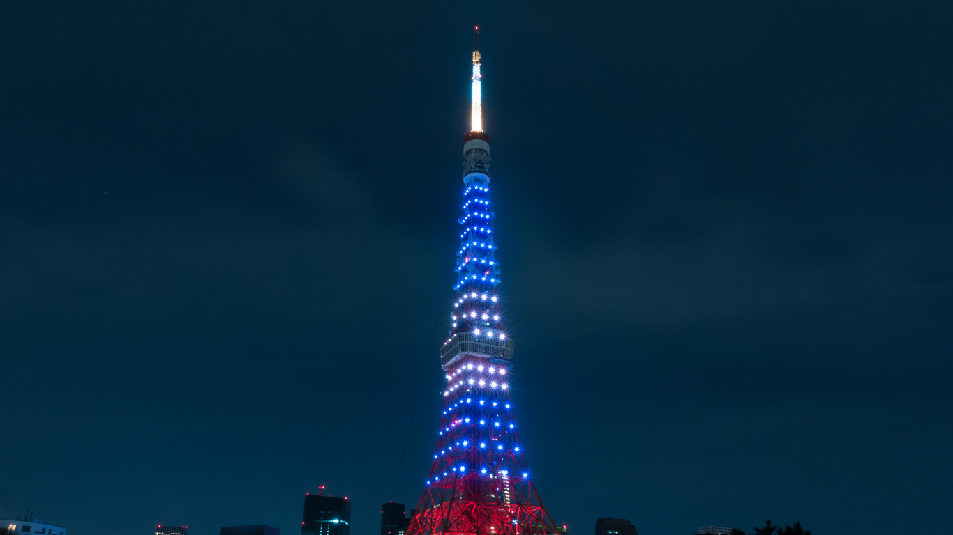 Beleuchteter Eiffelturm Während Der Nacht. Wallpaper in 1366x768 Resolution