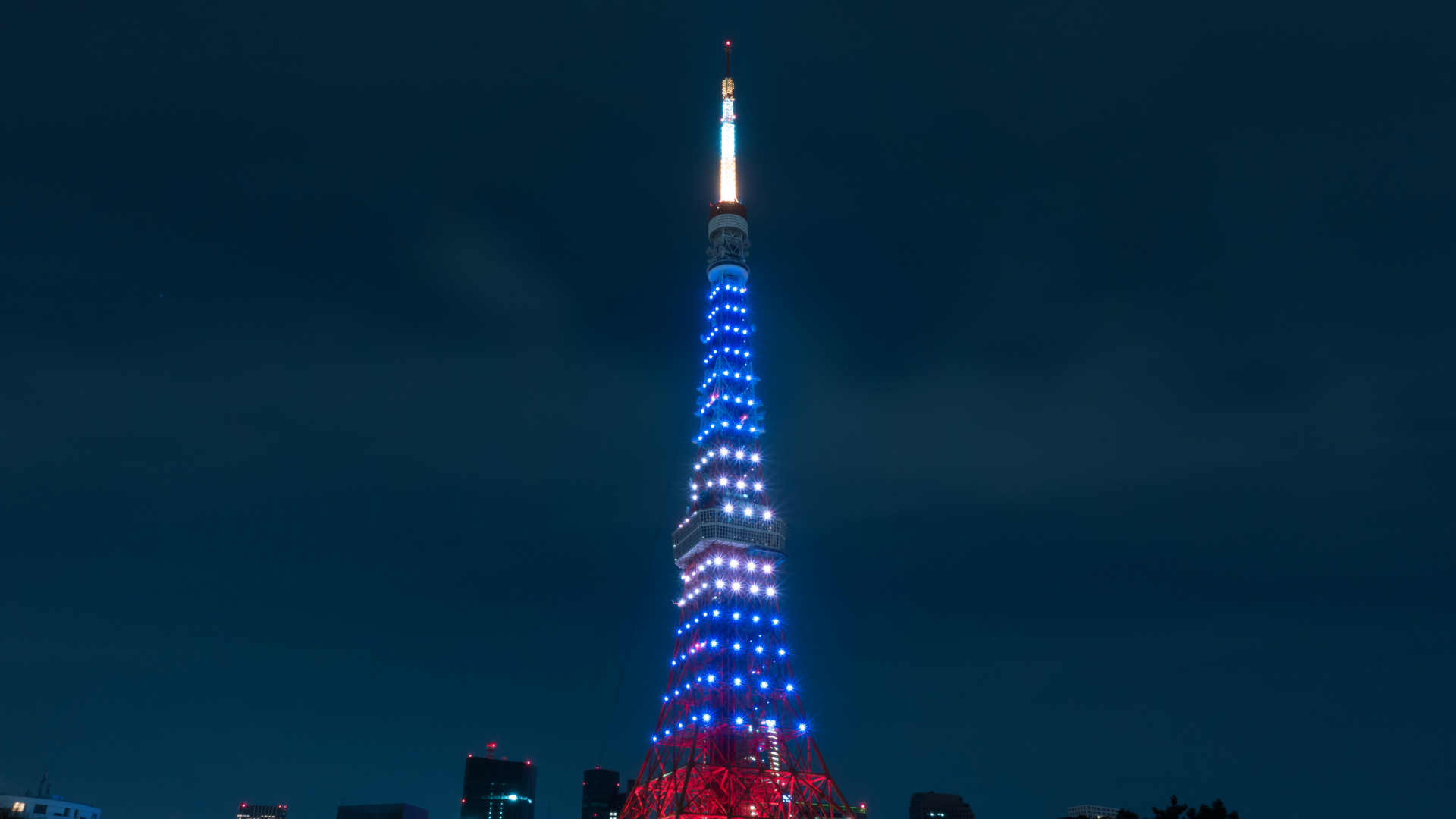 Beleuchteter Eiffelturm Während Der Nacht. Wallpaper in 1920x1080 Resolution