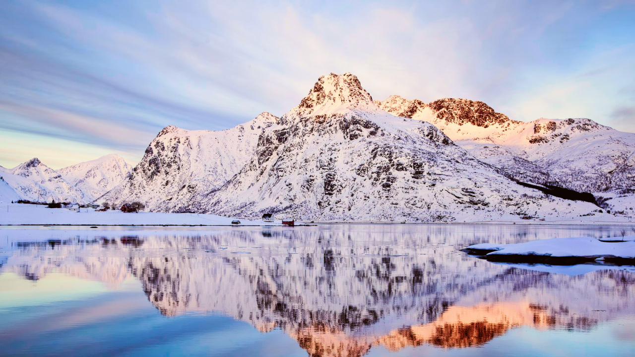Schneebedeckter Berg in Der Nähe Des Sees Tagsüber. Wallpaper in 1280x720 Resolution