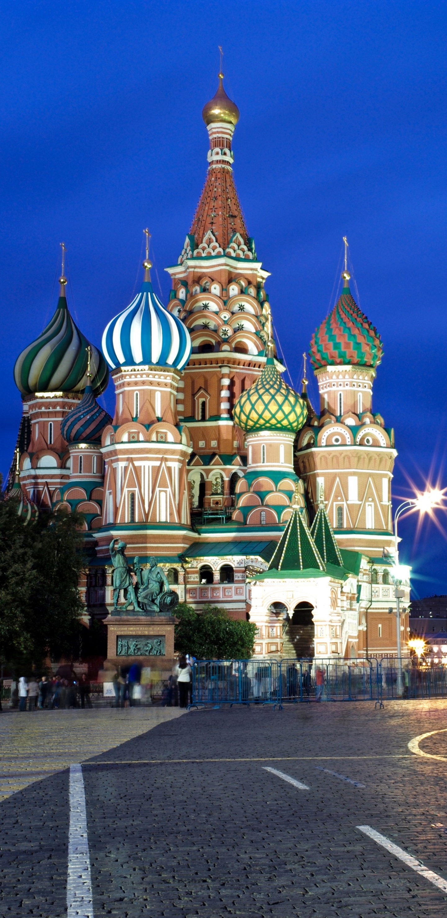 Edificio de Hormigón Blanco y Marrón Durante la Noche.. Wallpaper in 1440x2960 Resolution