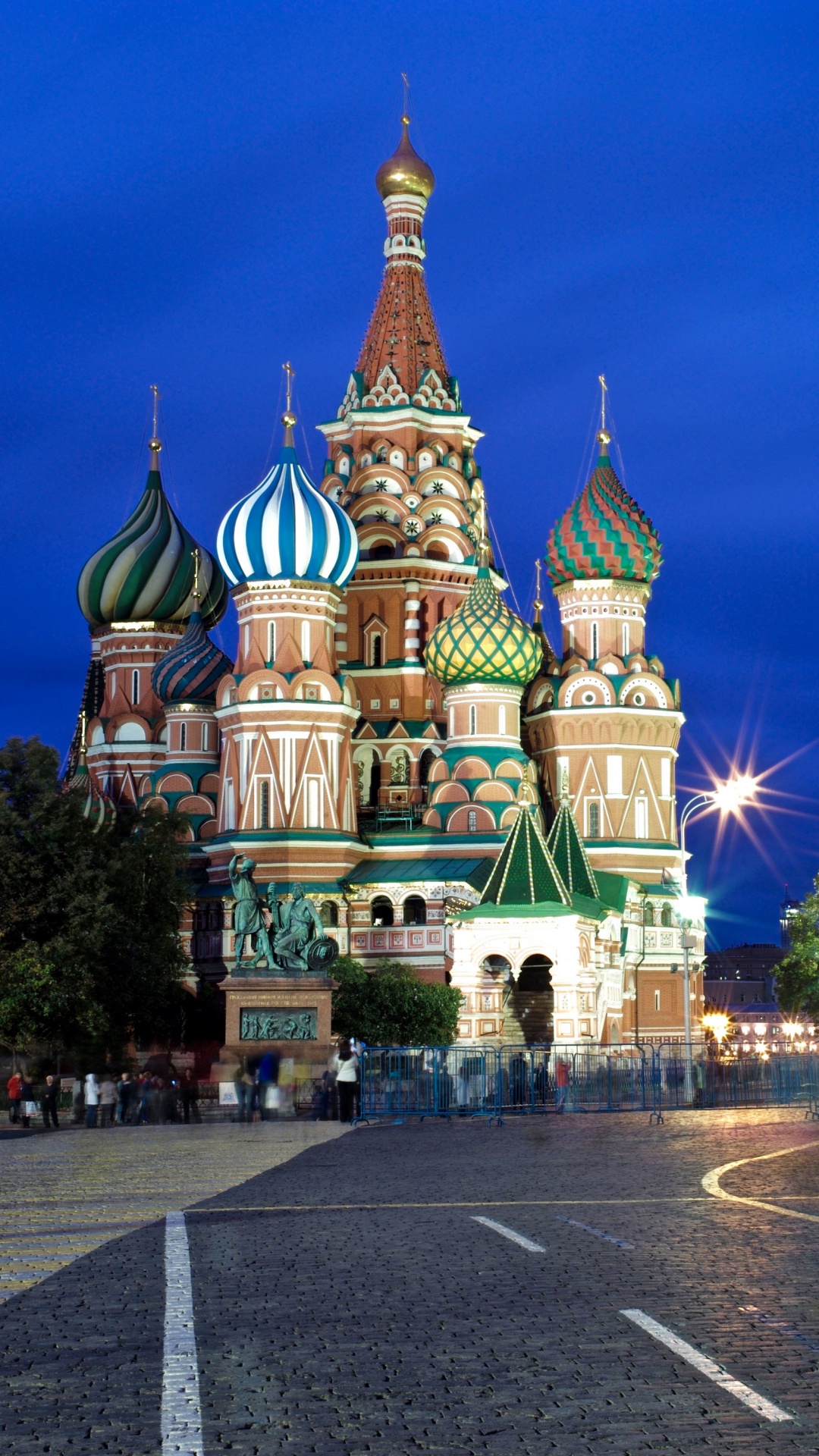 Weißes Und Braunes Betongebäude Während Der Nacht. Wallpaper in 1080x1920 Resolution