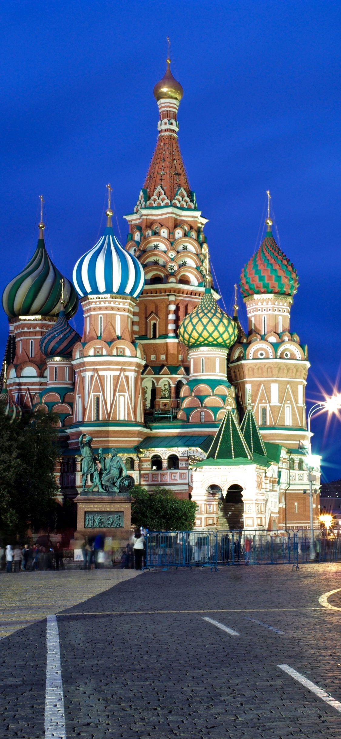 Weißes Und Braunes Betongebäude Während Der Nacht. Wallpaper in 1125x2436 Resolution